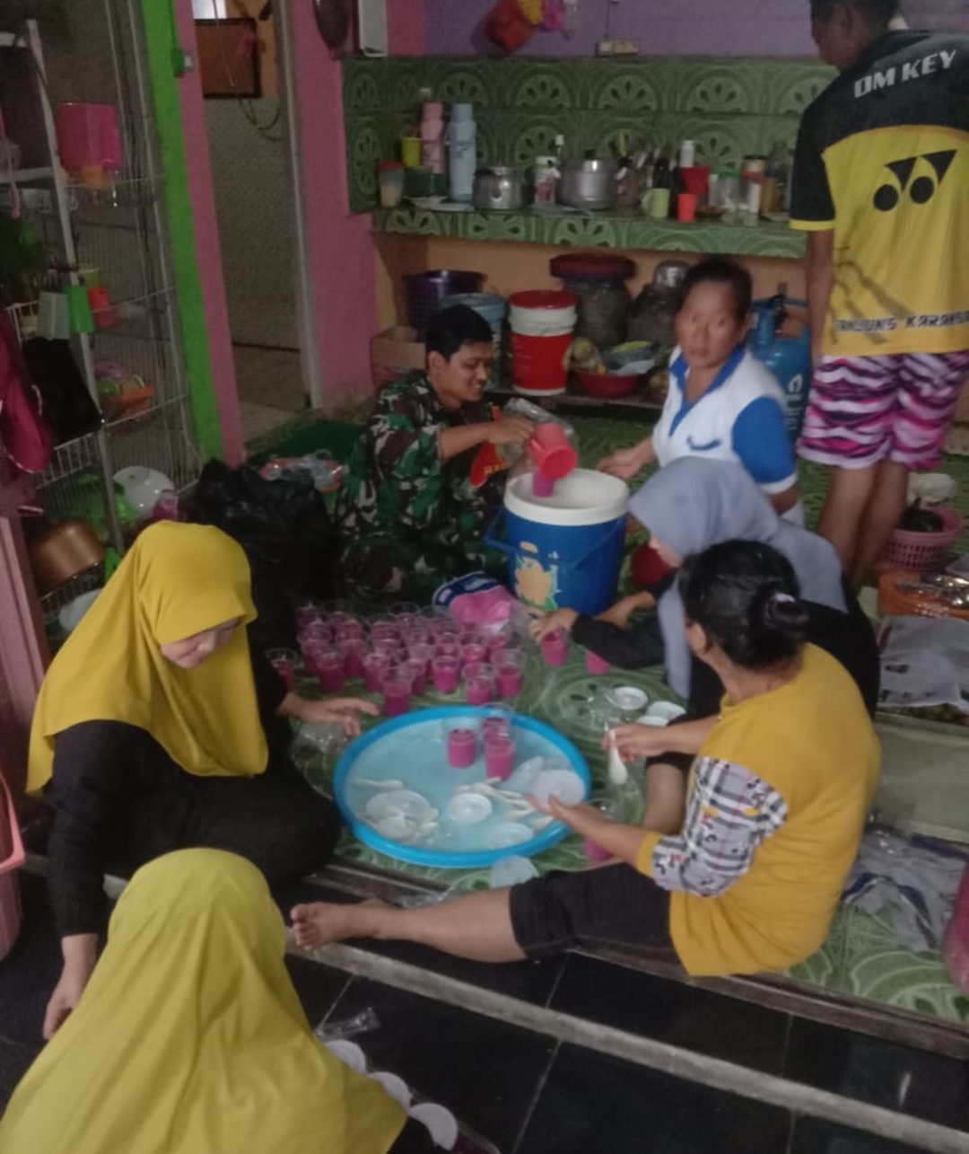 Tingkatkan Silaturahmi, Babinsa Hadiri Undangan Berbuka Puasa di Salah Satu Rumah Warga