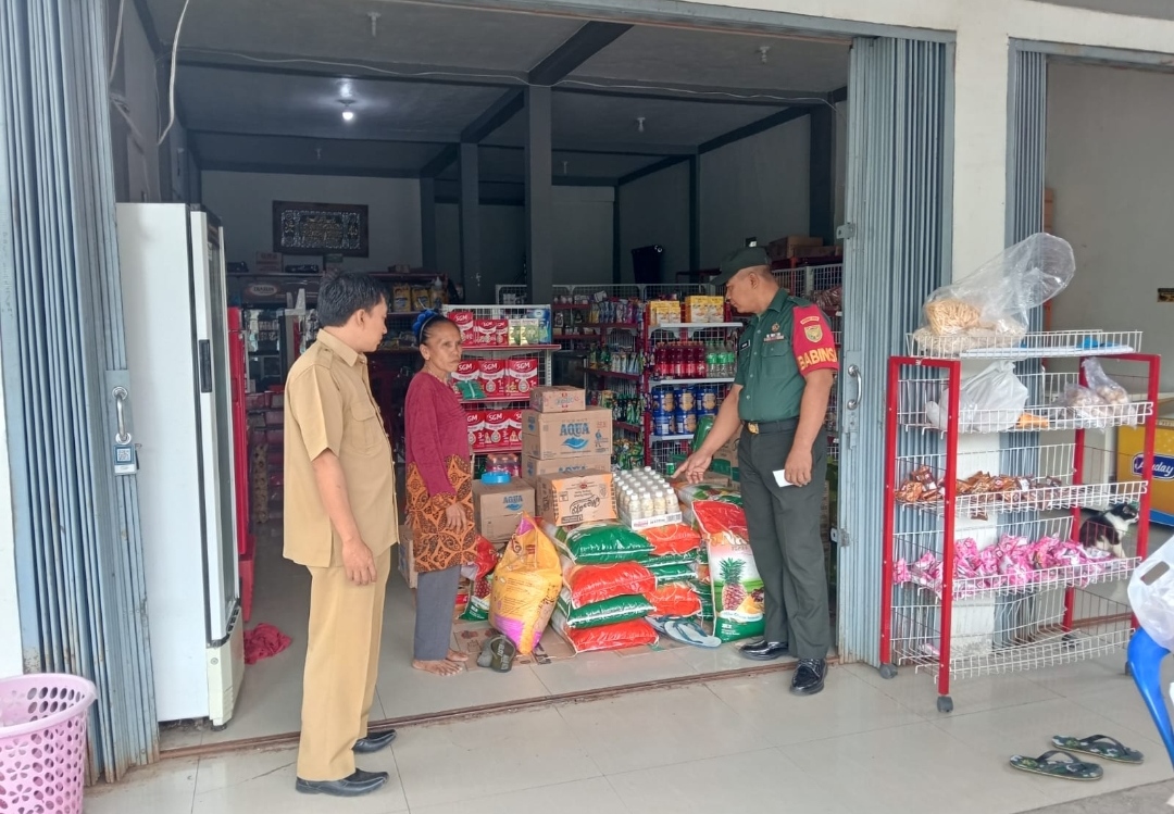 Babinsa Sertu Riyanto, Cek Ketersediaan Bahan Sembako di Desa Tanjung Baru