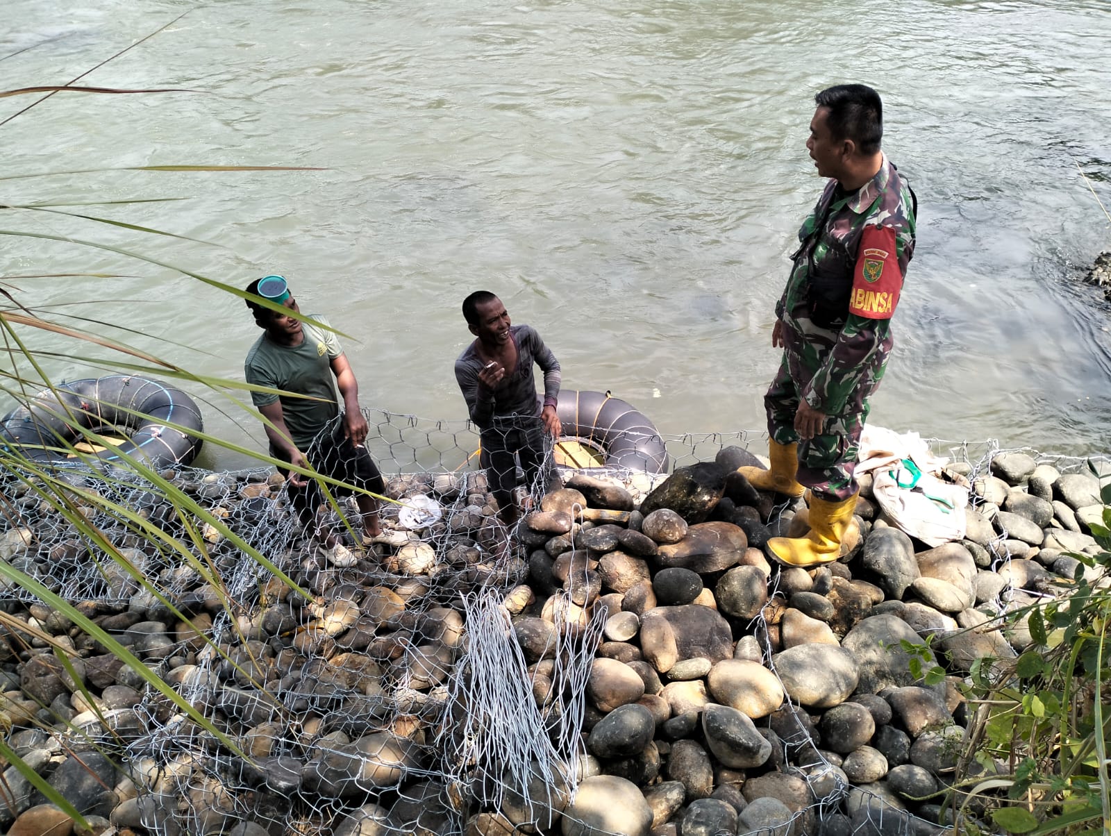 Walping, Babinsa Desa Tanjung Agung Pantau Pemasangan Beronjong
