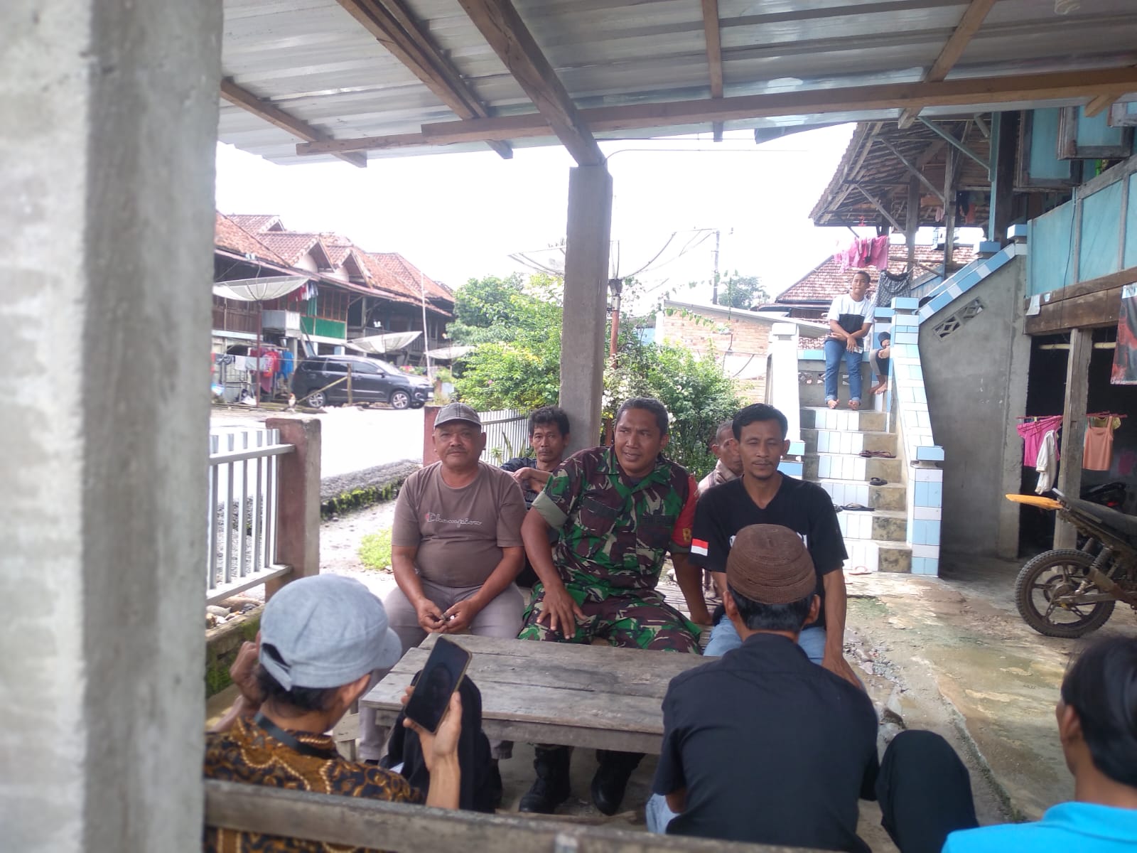 Lewat Komsos, Babinsa Sertu Jarkoni Ajak Warga Tingkatkan Keamanan