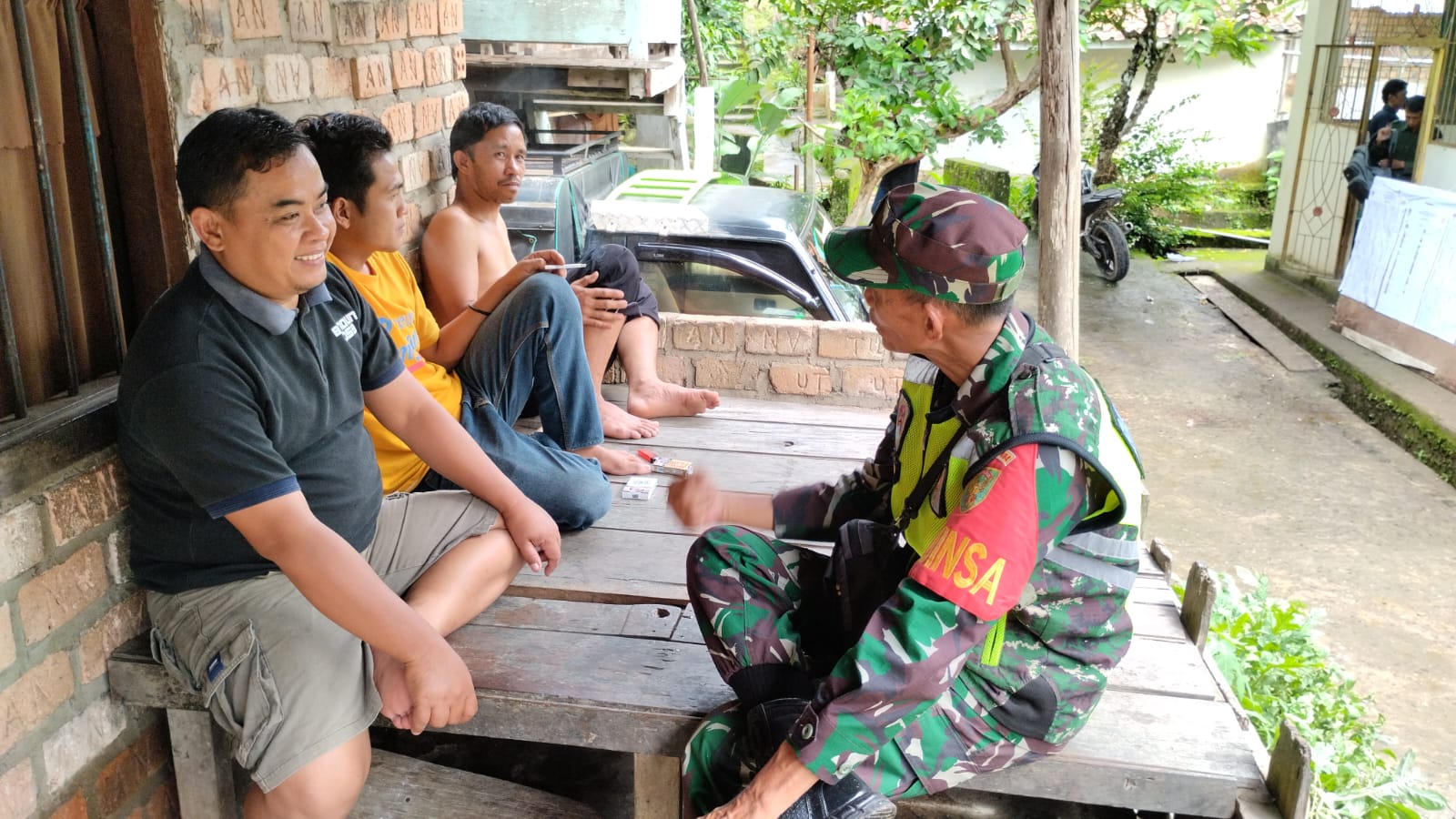 Komsos Babinsa Koramil 404-05/TE, Himbau Warga Jaga Kesehatan di Musim Hujan