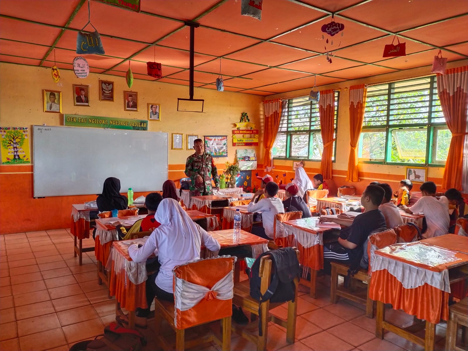 BABINSA MELAKSANAKAN KEGIATAN WASBANG KE SEKOLAH