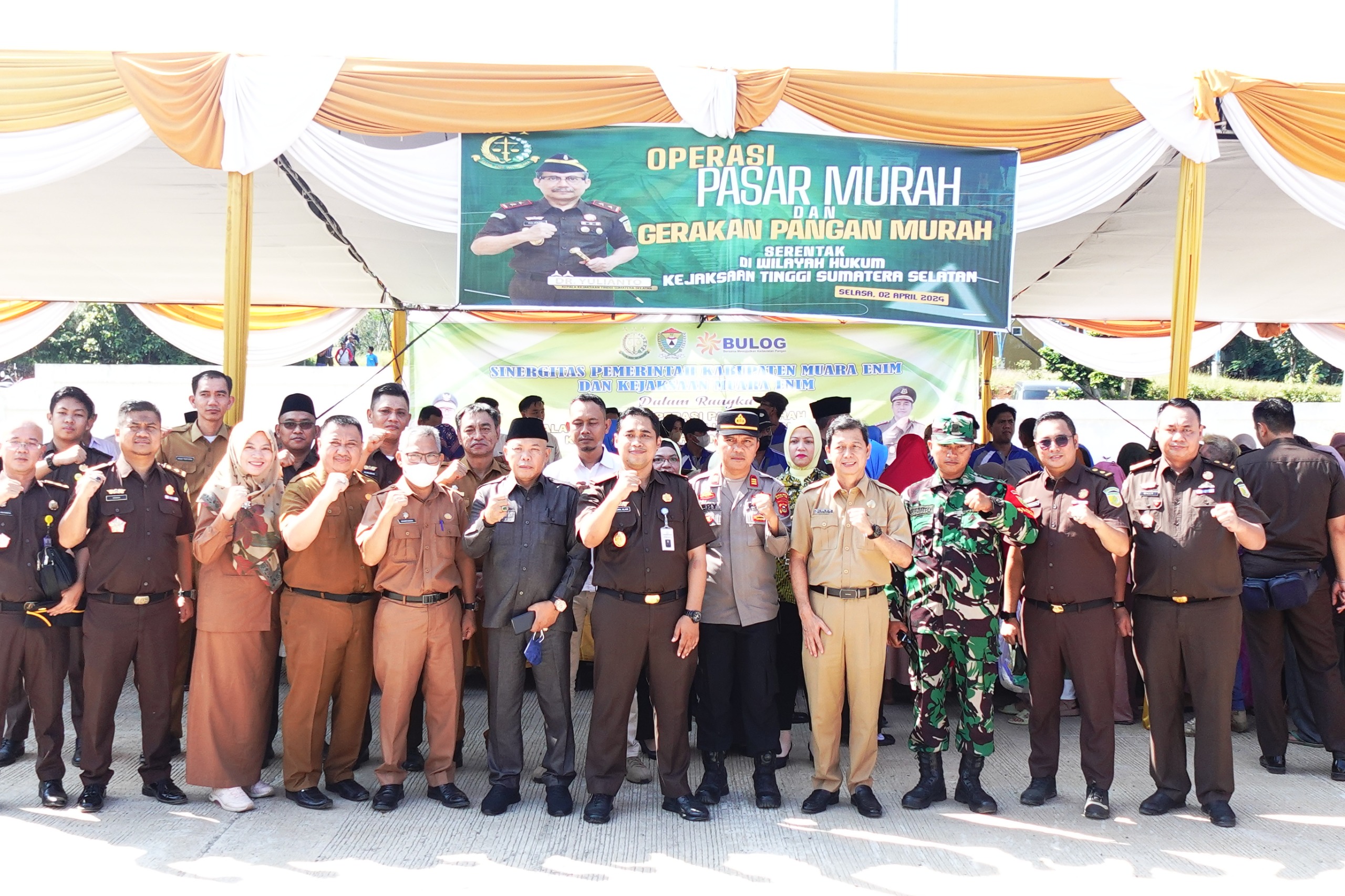 Komitmen Bantu Tekan Inflasi, Kajari Muara Enim Adakan Pasar Murah, Giat Serentak Kejari Se-Sumsel