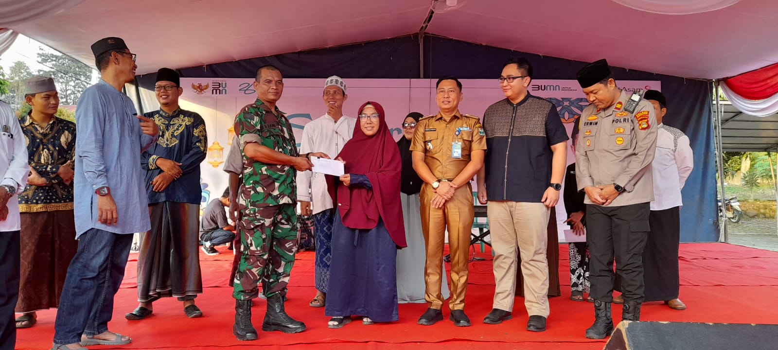 Hadiri Safari Ramadhan, Babinsa Koramil 404-05/TE Apresiasi Kepedulian Camat Laki dan PTBA