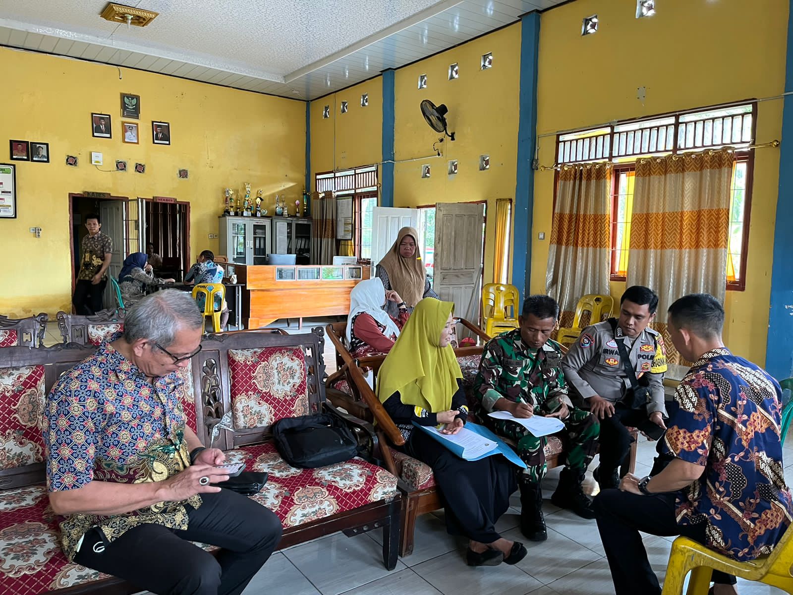 Walping Babinsa Desa Paduraksa, Bahas Pendataan Penerima Bantuan Jambanisasi