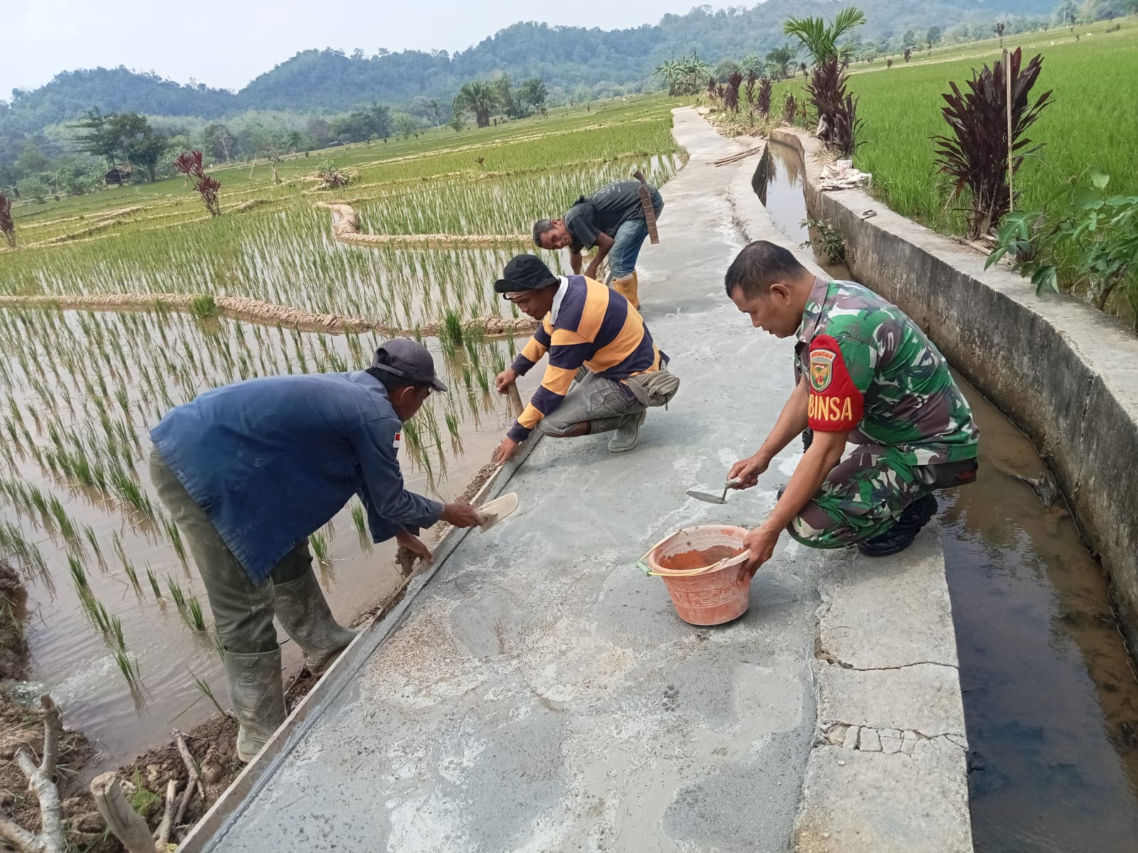 Serka Pasli Babinsa Pagar Dewa, Turun Langsung Bantu Warga Bangun Jalan Setapak