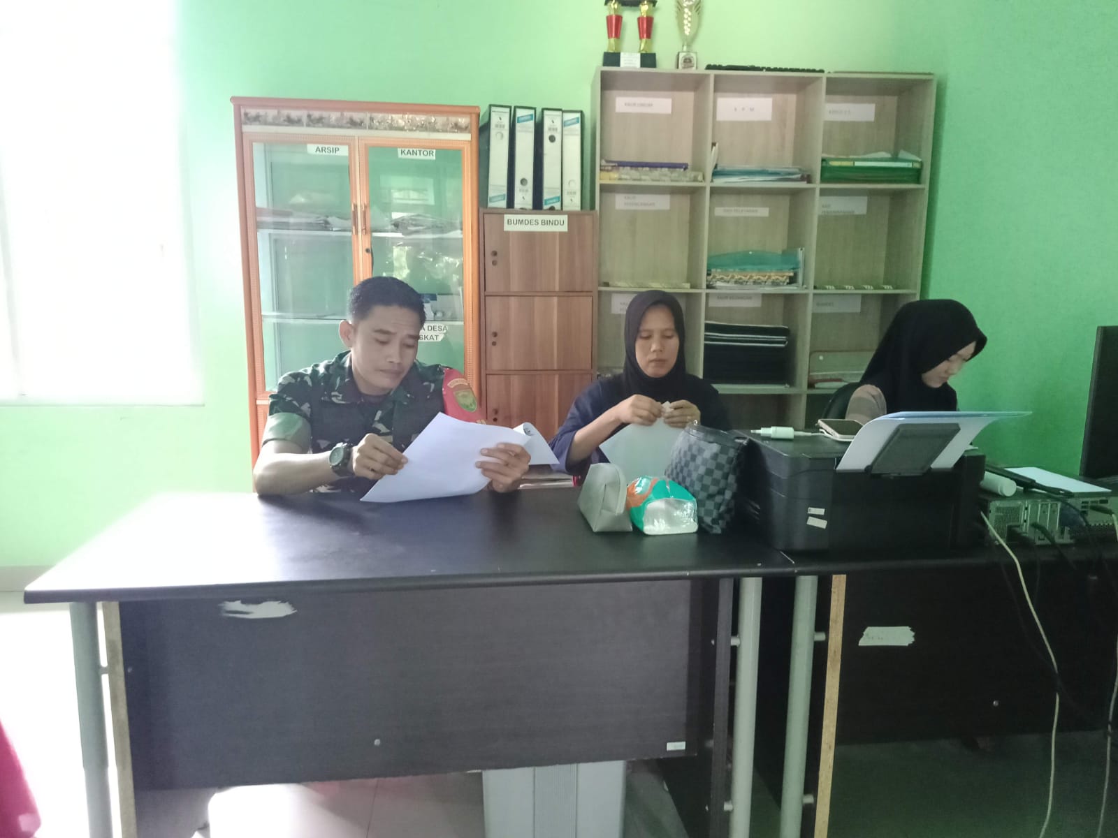 Babinsa Koramil 404-05/Tanjung Enim Komsos dengan Perangkat Desa