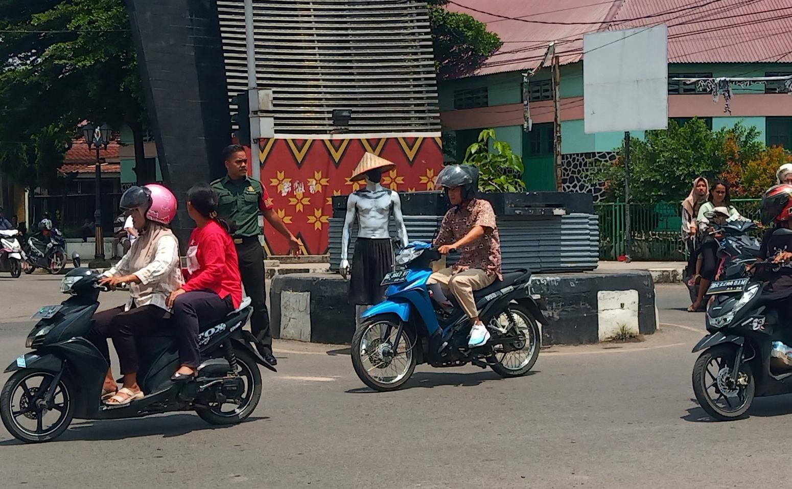 Aksi Heroik, Babinsa Koramil 404-05/Tanjung Enim Urai Kemacetan