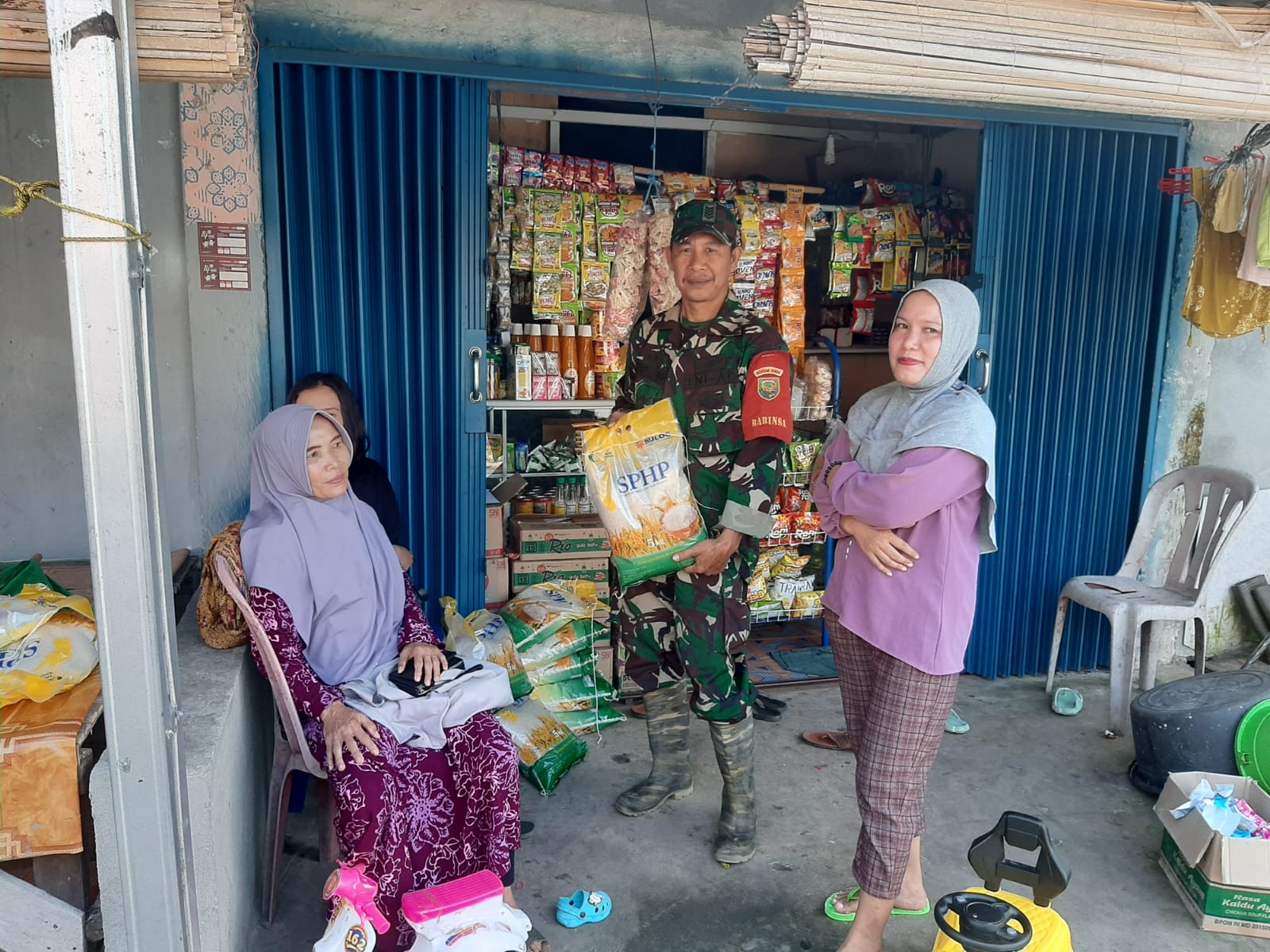 Jelang Idul Fitri, Babinsa Lakukan Komsos Cek Harga Sembako