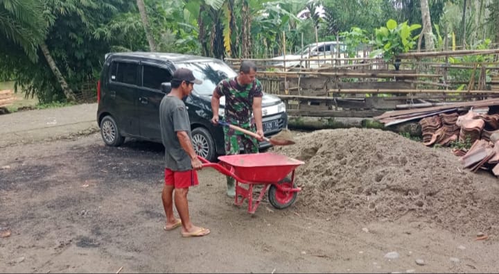 Babinsa Desa Tanjung Baru Bantu Warga Rehap Rumah