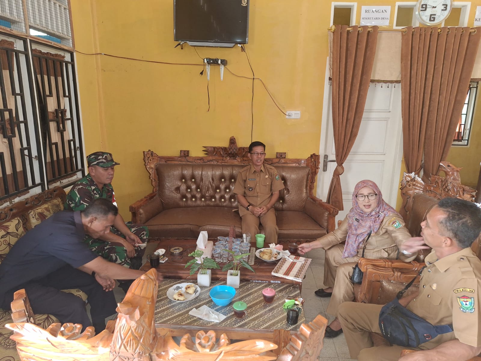 Babinsa Serda Fadli Bersama Pemdes Embawang Bahas Peluang Berwirausaha Untuk Pemuda