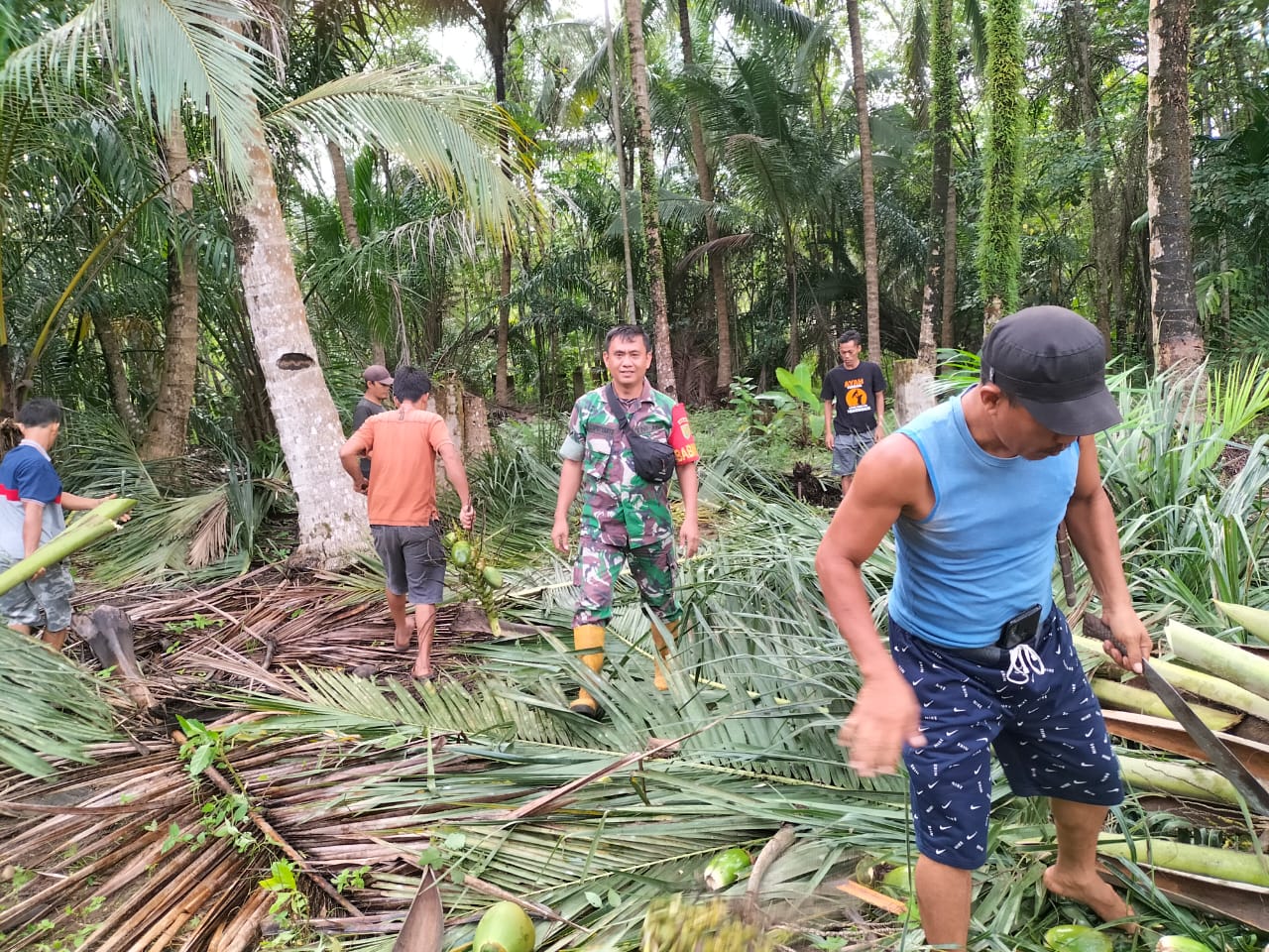 Wujudkan Lingkungan Bersih, Babinsa Bersama Warga Lakukan Gotong Royong