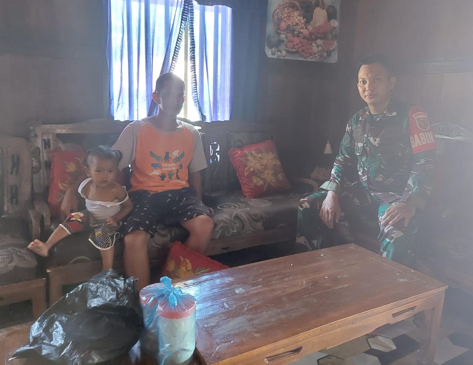 Berkat Kedekatan Dengan Masyarakat di Desa Binaan, Babinsa Serka Redi Dapat Tempoyak