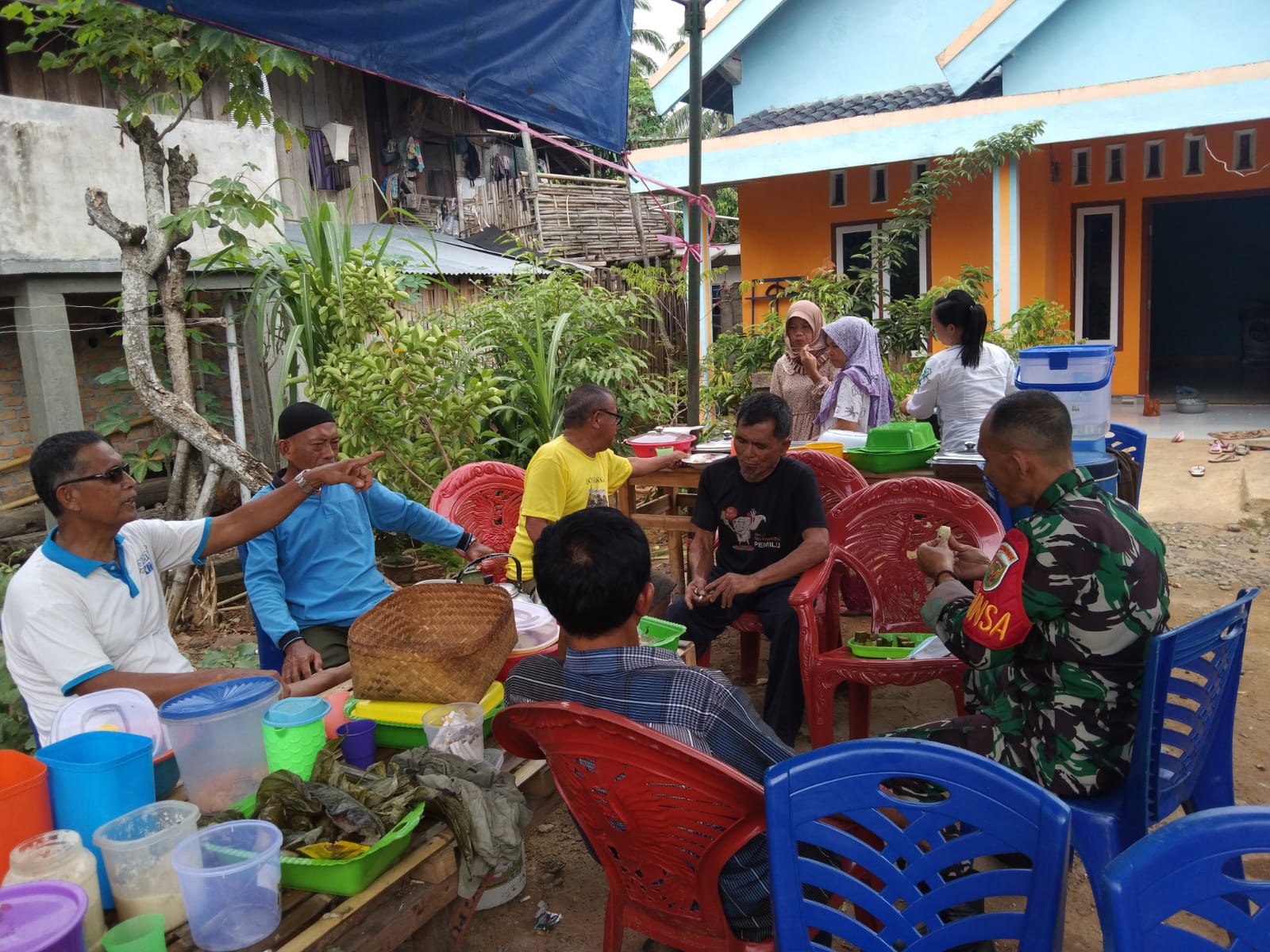 Hadiri Hajatan di Desa Lebak Budi, Babinsa Serka Robinson Sosialisasikan Terkait Kamtibmas