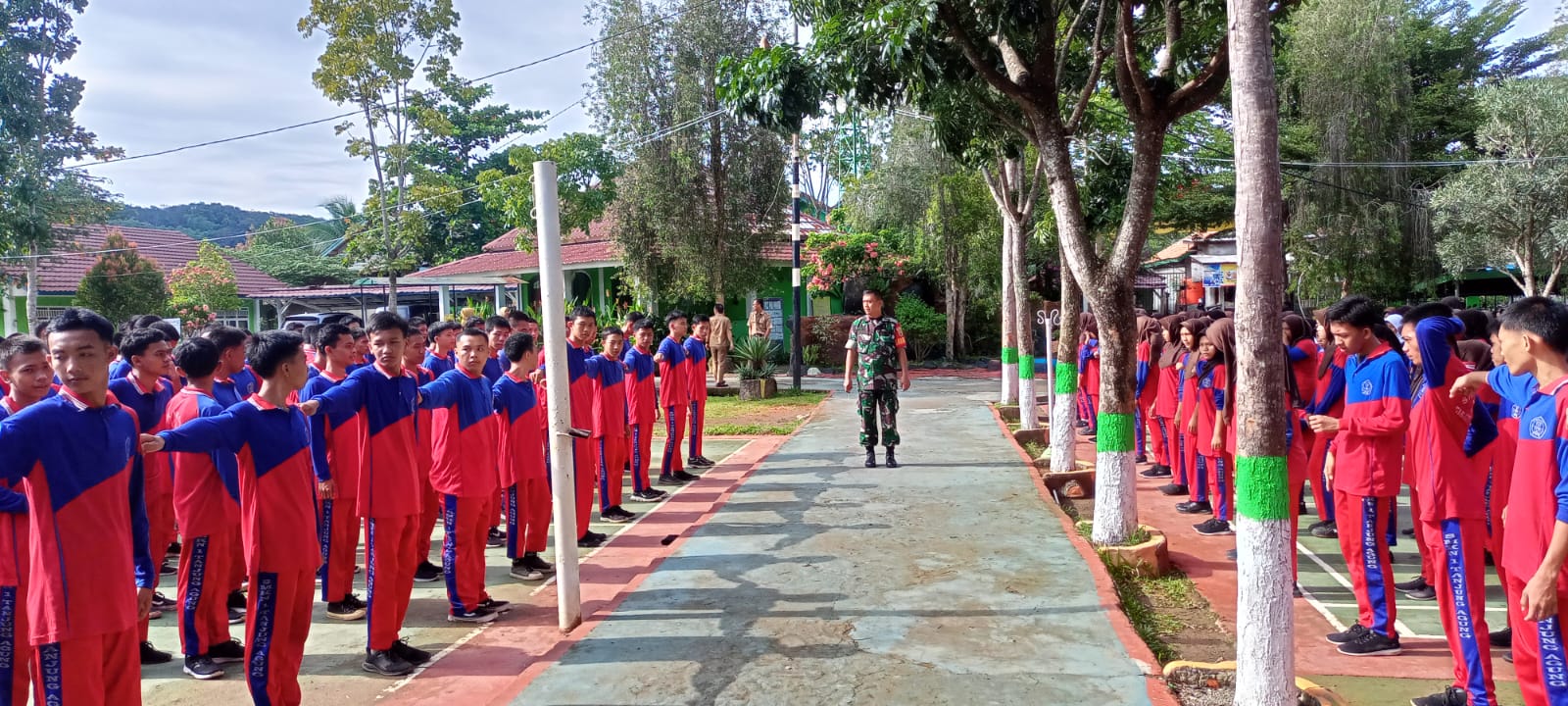 Saat Melatih PBB, Berikut Harapan Yang Disampaikan Babinsa 404-05/TE Kepada Pelajar SMKN 1 Tanjung Agung