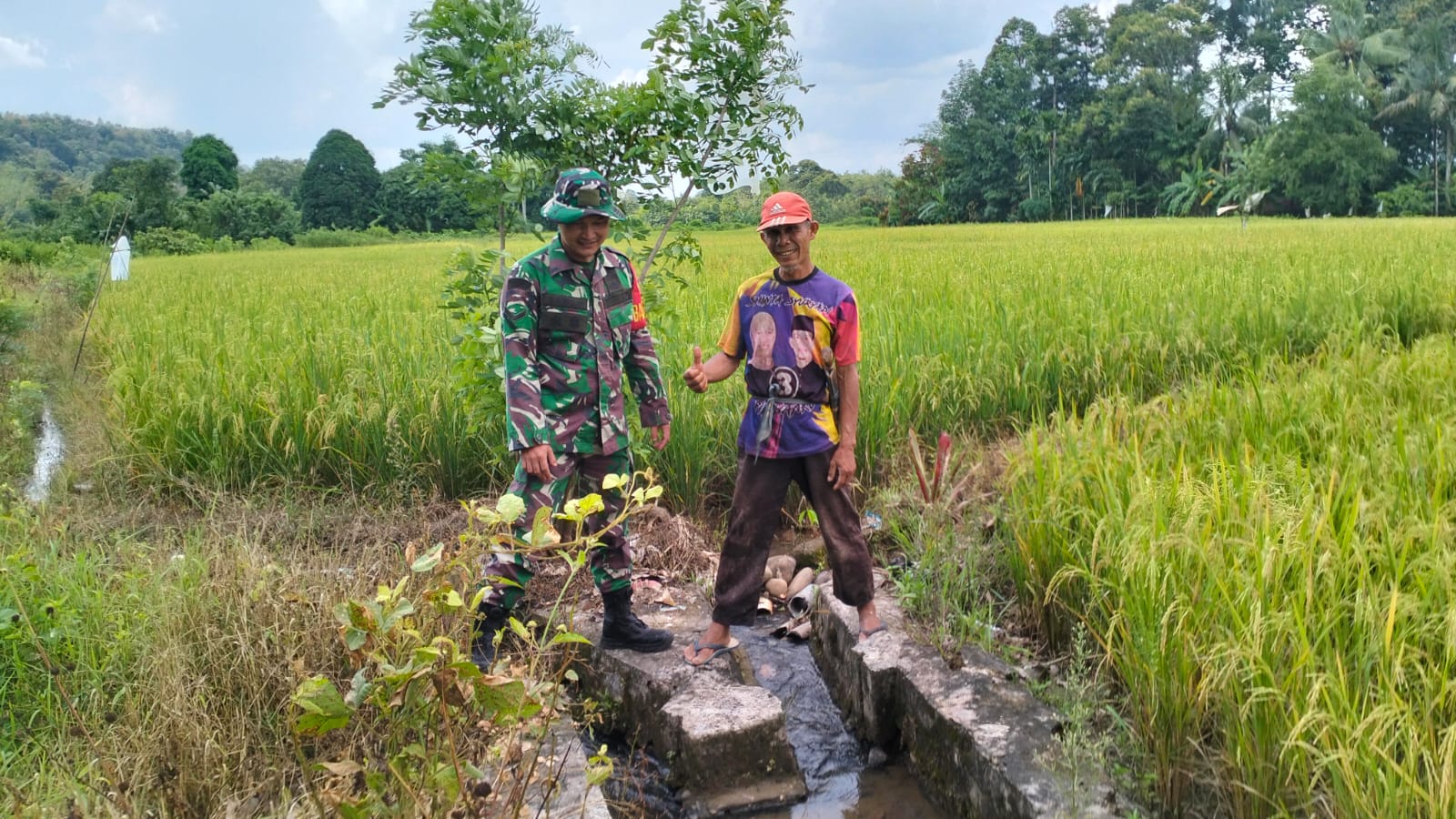 Babinsa Desa Muara Emil Bantu Petani Perbaiki Saluran Irigasi
