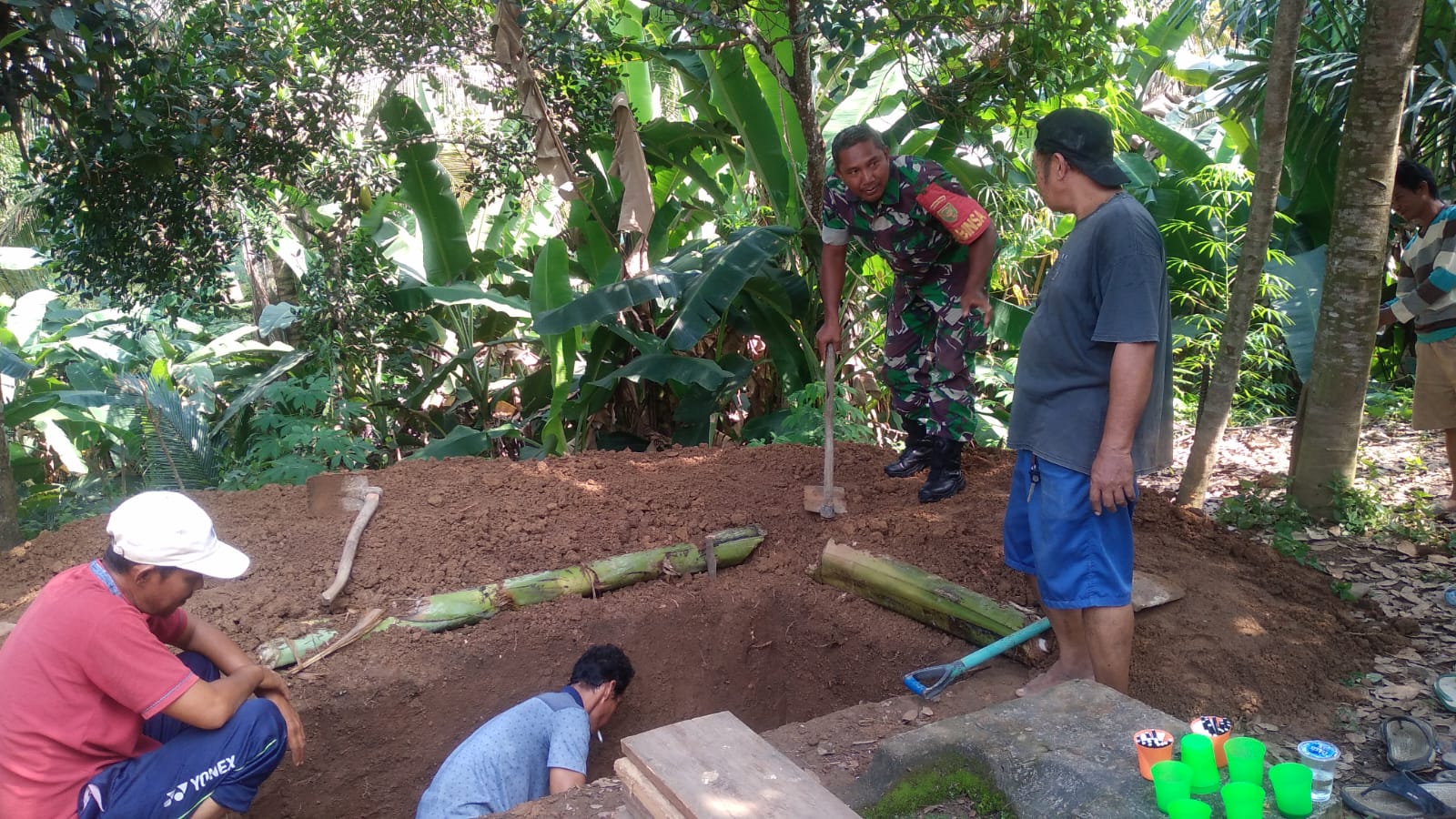 Mendengar Warga Binaan Ada Yang Meninggal, Babinsa Serka Jarkoni Bantu Gali Kubur