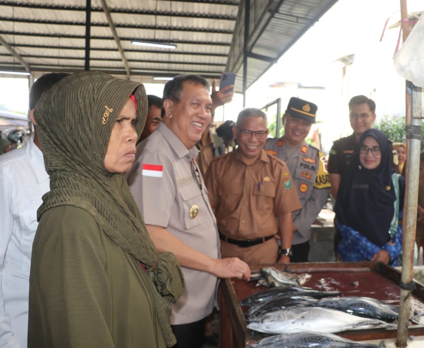 Cegah Inflasi Pasca Lebaran, Pj. Bupati Muara Enim Subsidi Harga Bawang Merah dan Ikan