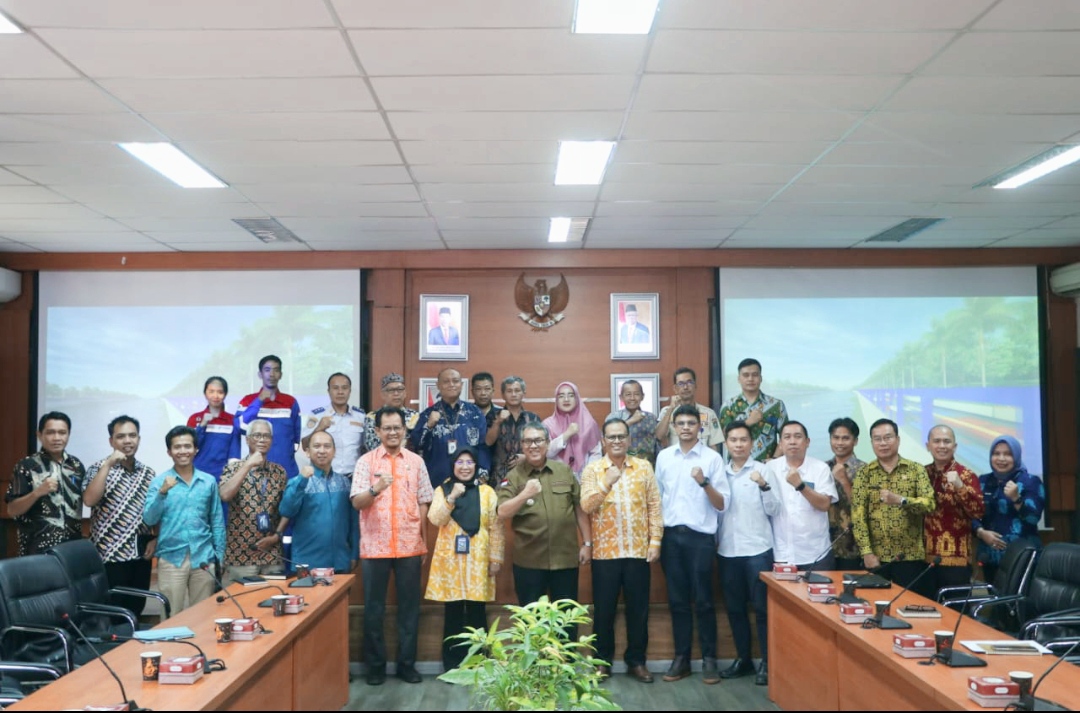 Pimpin Rapat Pengerjaan Talud Sungai Enim, Pj. Bupati Minta Kontraktor Libatkan Masyarakat Sekitar