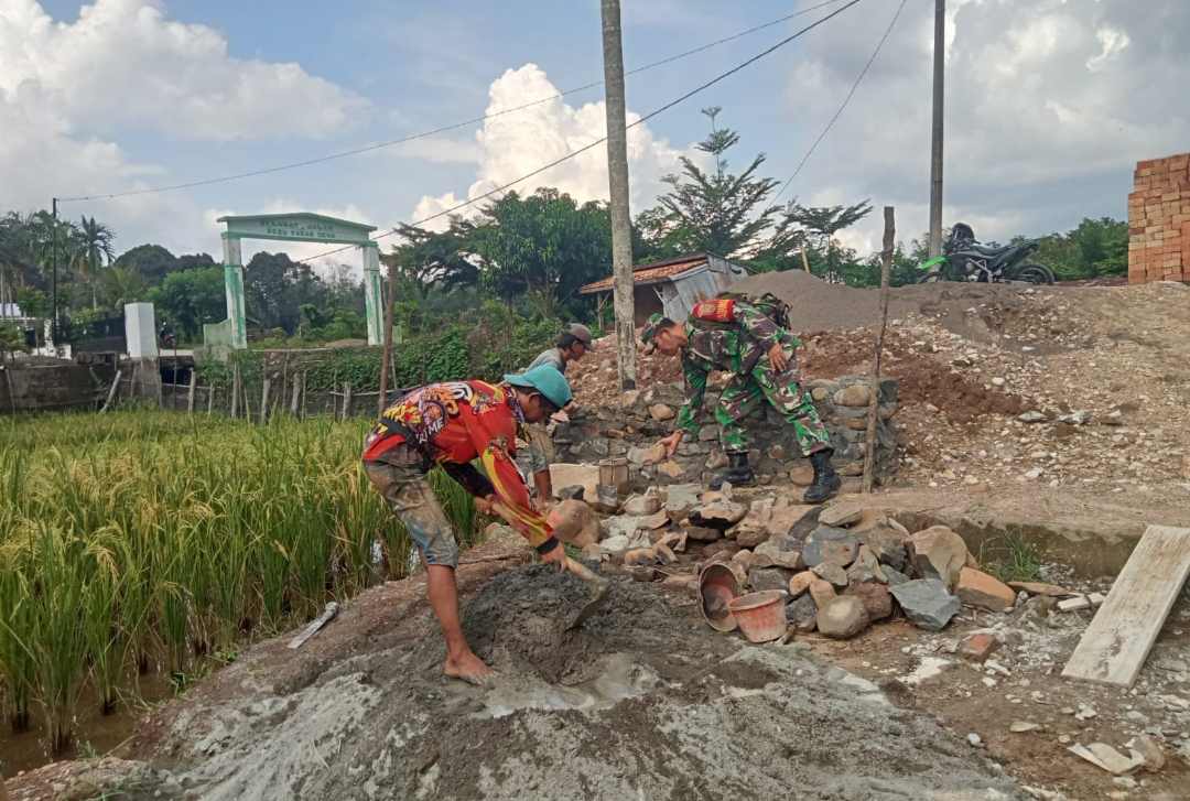 Babinsa Koramil 404-05/TE, Hidupkan Kepedulian Lewat Gotong Royong