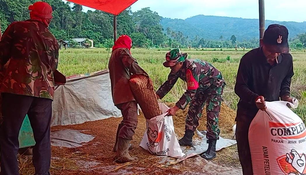Serda Suroto Babinsa Koramil 404-05/TE Berikan Trik Semangat ke Petani
