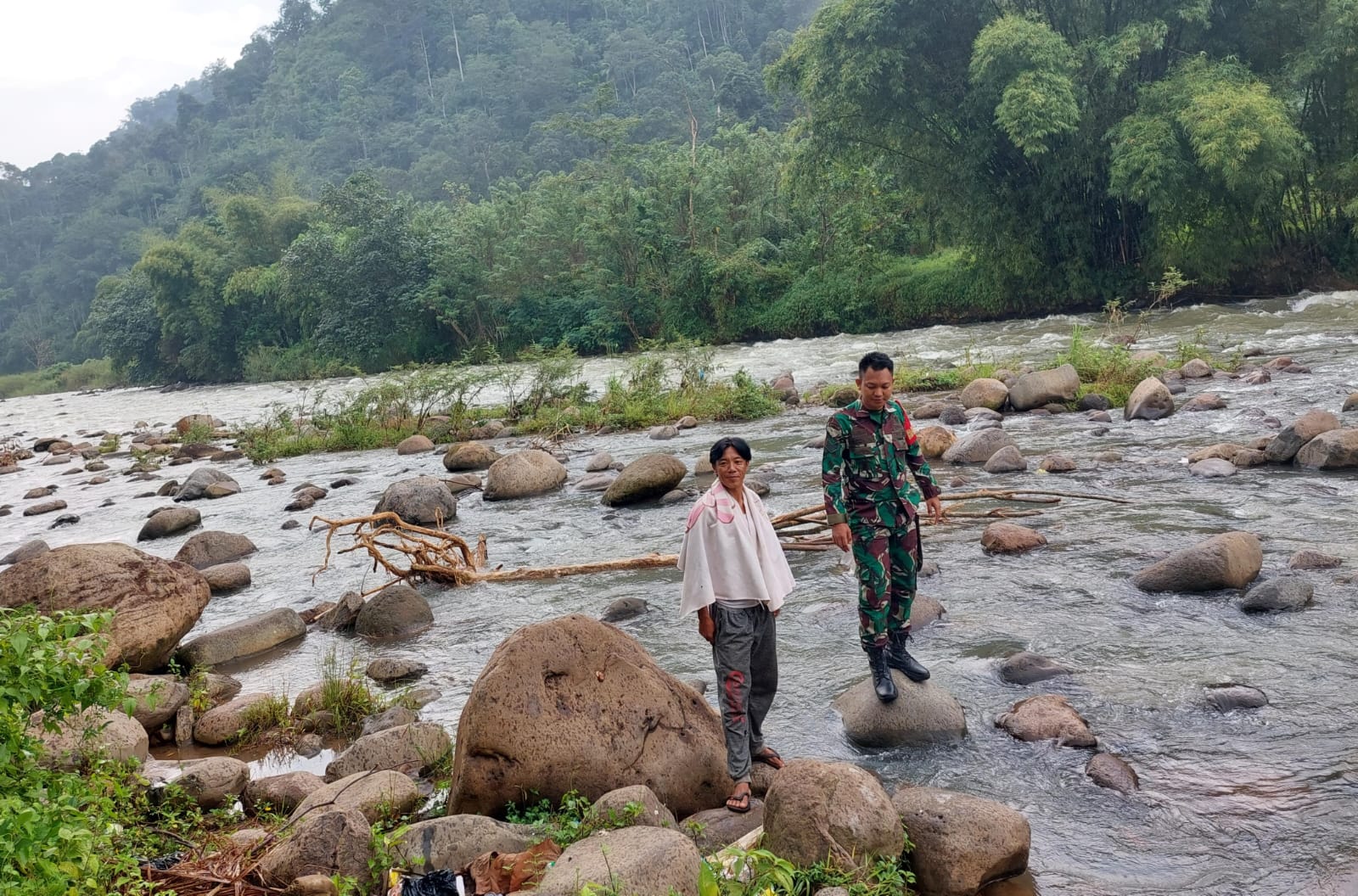 Usai Ikuti Giat TOT, Babinsa 404-05 Langsung Monitor Keadaan Sungai