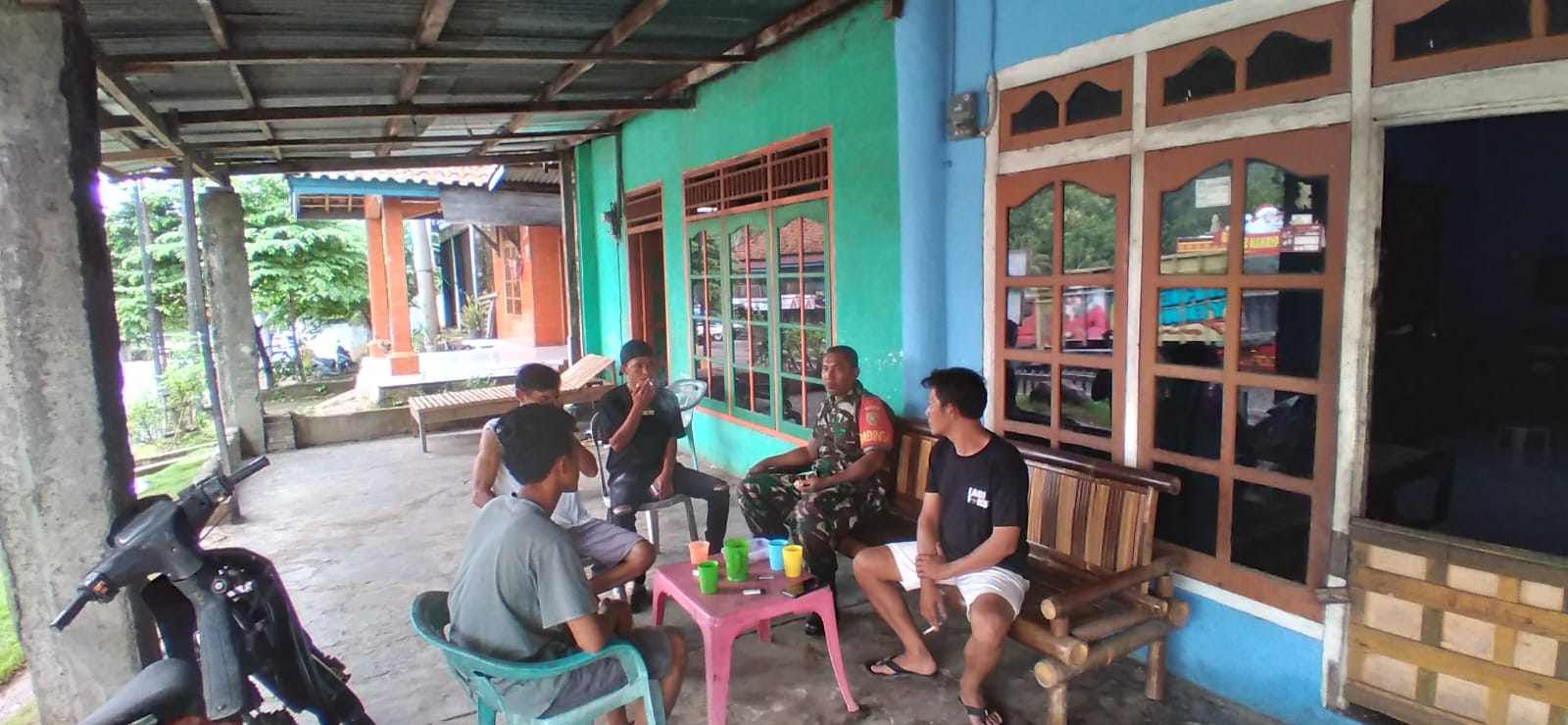 Babinsa Komsos Dengan Masyarakat Desa Muara Meo, Ingatkan Jaga Kebersihan