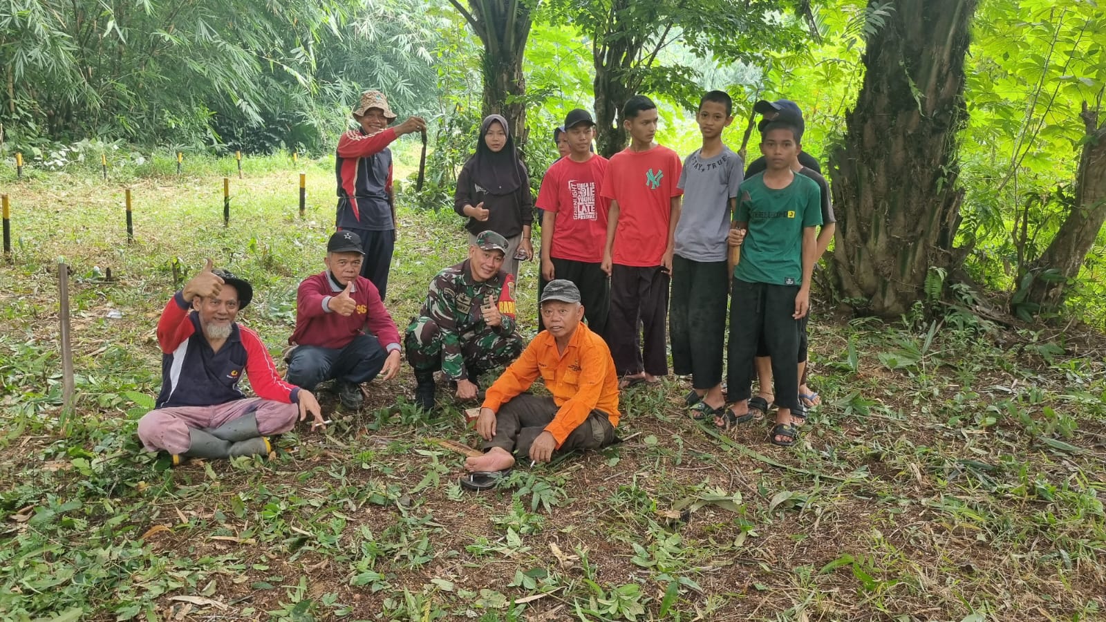 Babinsa Pelda Decky Iskandar Komsos Dengan Masyarakat Desa Tegal Rejo