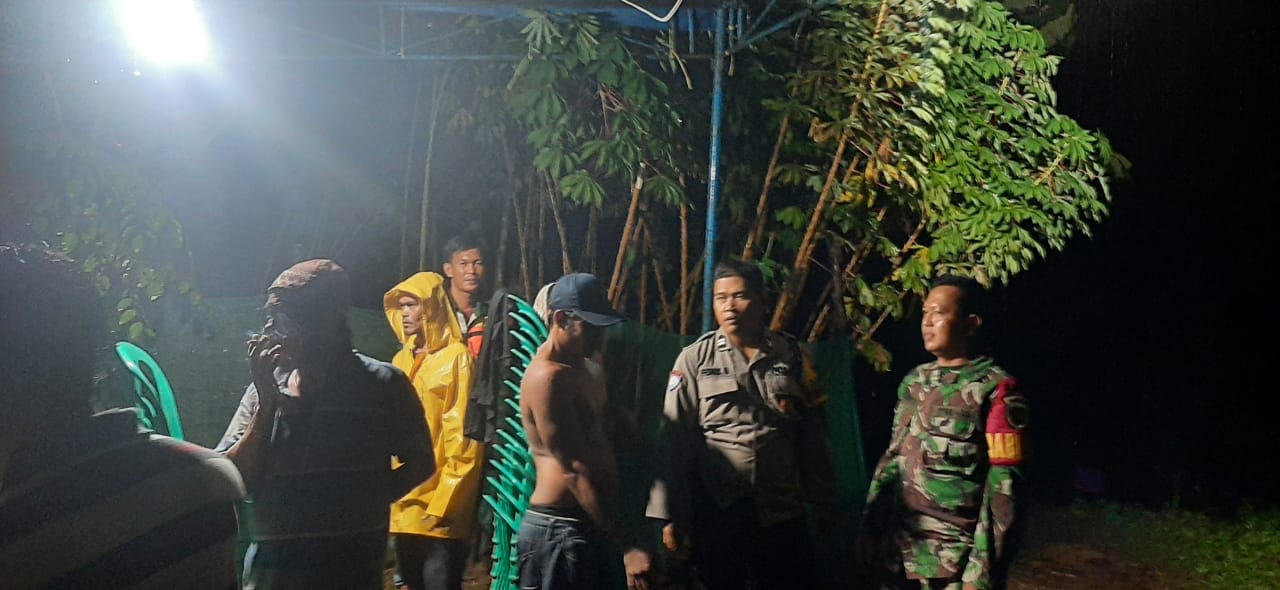 Babinsa Koramil 404-05/TE, Ikut Serta Pencarian Anak Tenggelam di Sungai Enim