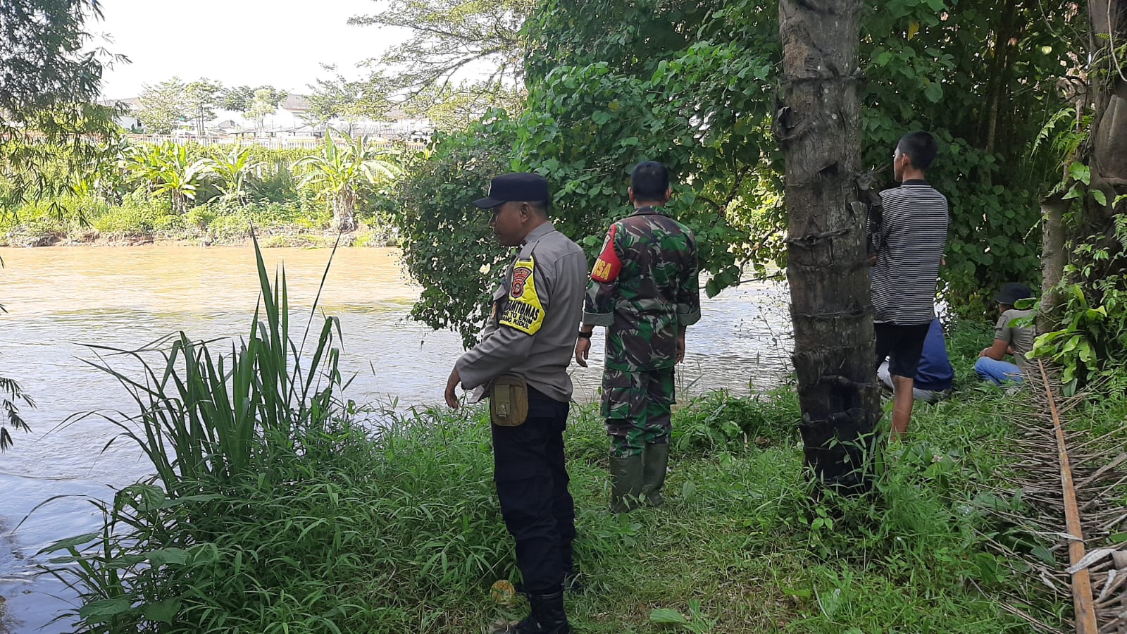 Babinsa Kormil 404-05/TE, Minta Doa Semoga 2 Bocah yang Hanyut Segera di Temukan