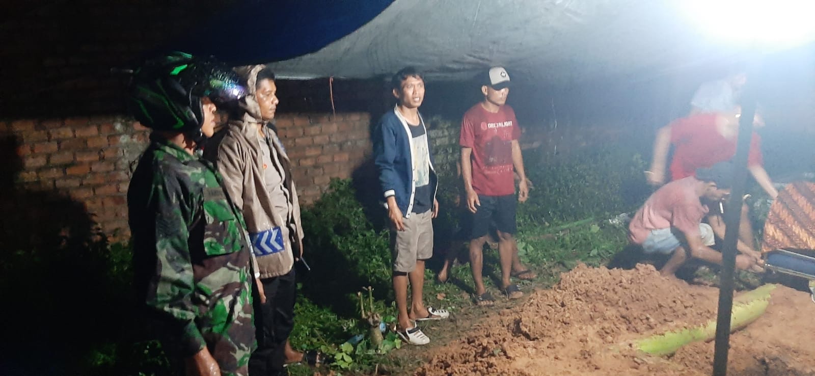 Babinsa Serma Tanto Bantu Proses Pemakaman Satu Anak Korban Hanyut