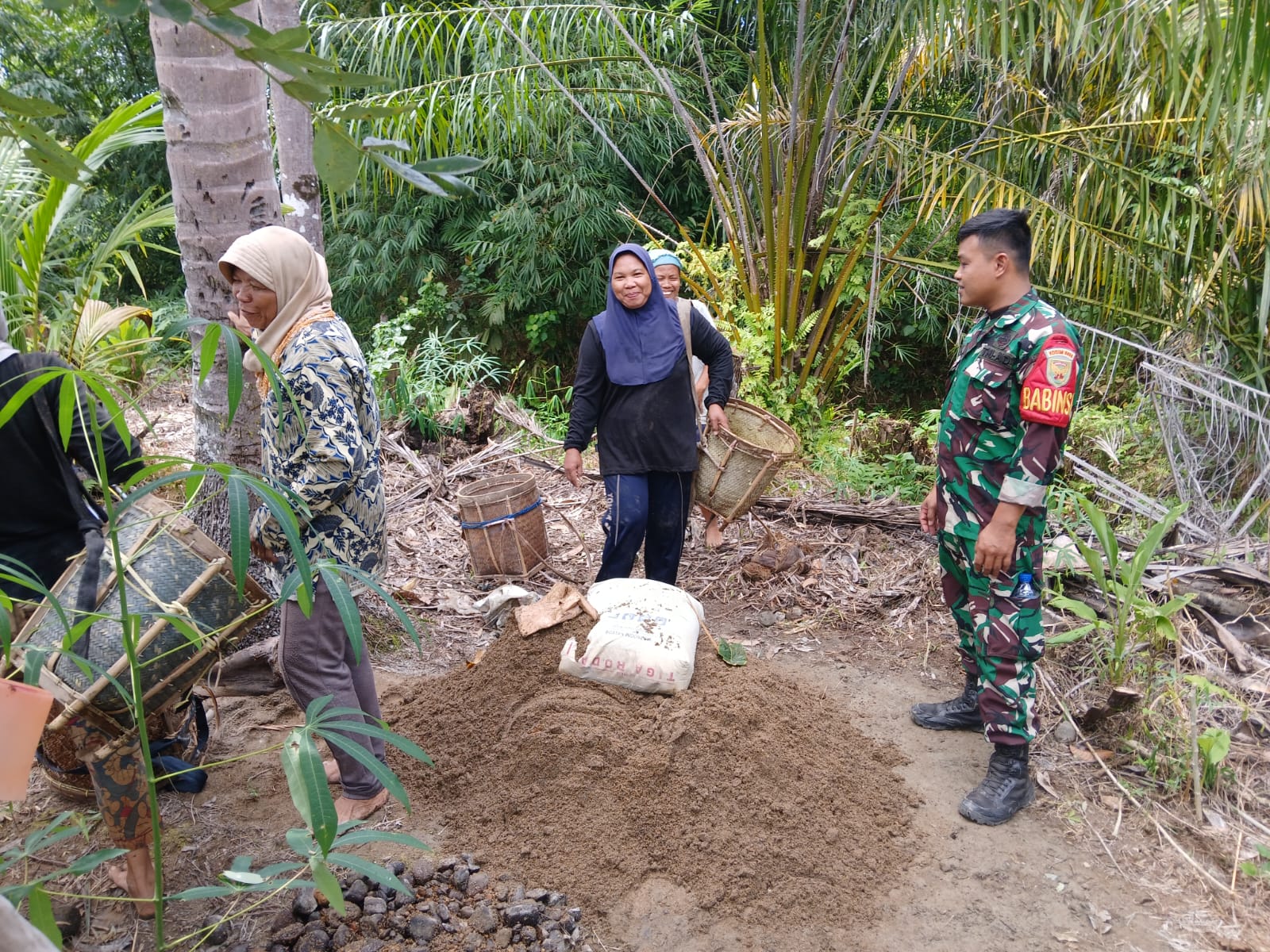 Babinsa Desa Darmo Bantu Masyarakat Bangun Jalan Setapak