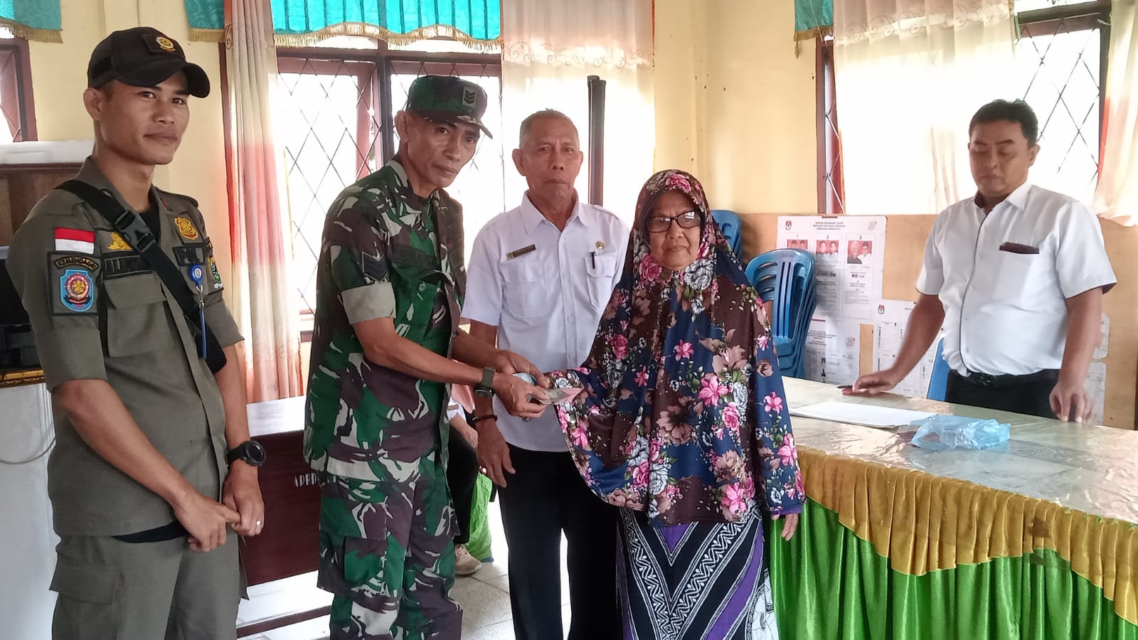 Walping Penyerahan BLT DD, Berikut Pesan Babinsa Desa Lambur Ke Masyarakat