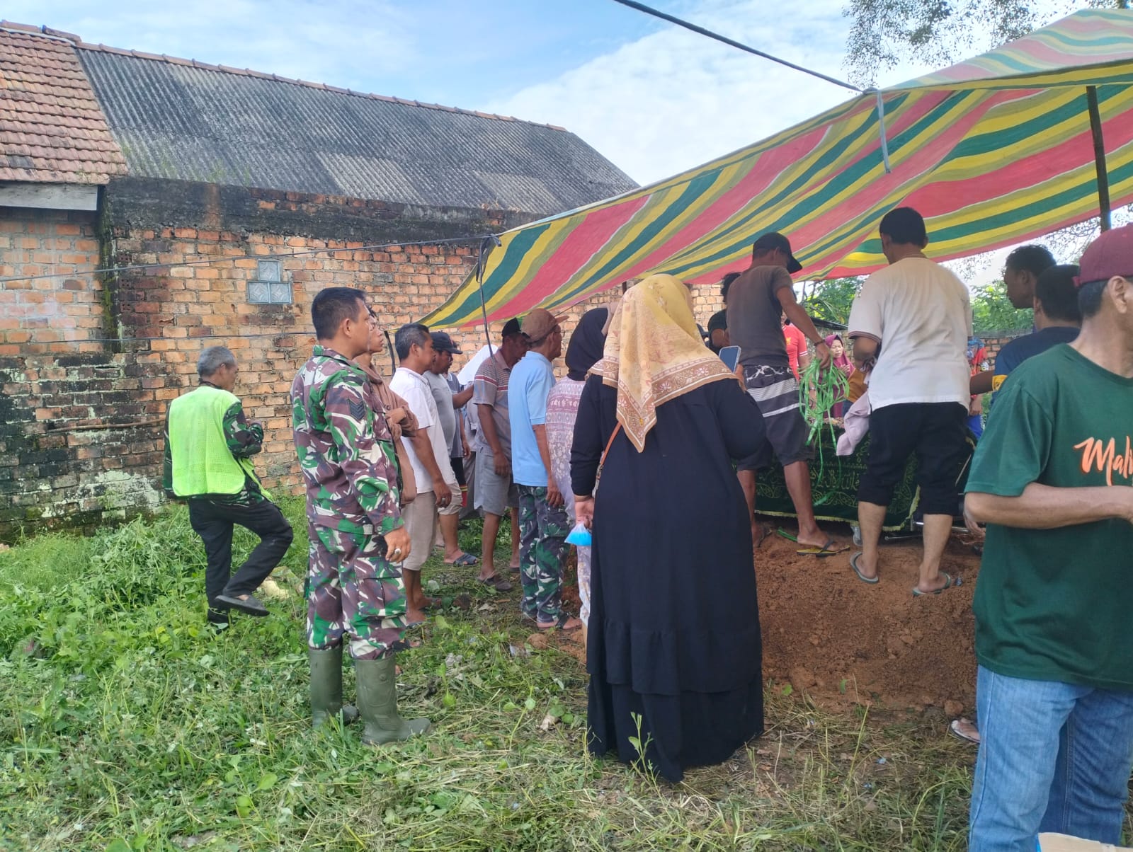 Babinsa 404-05/TE, Hadiri Pemakaman Nazwa Bocah Perempuan Korban Hanyut