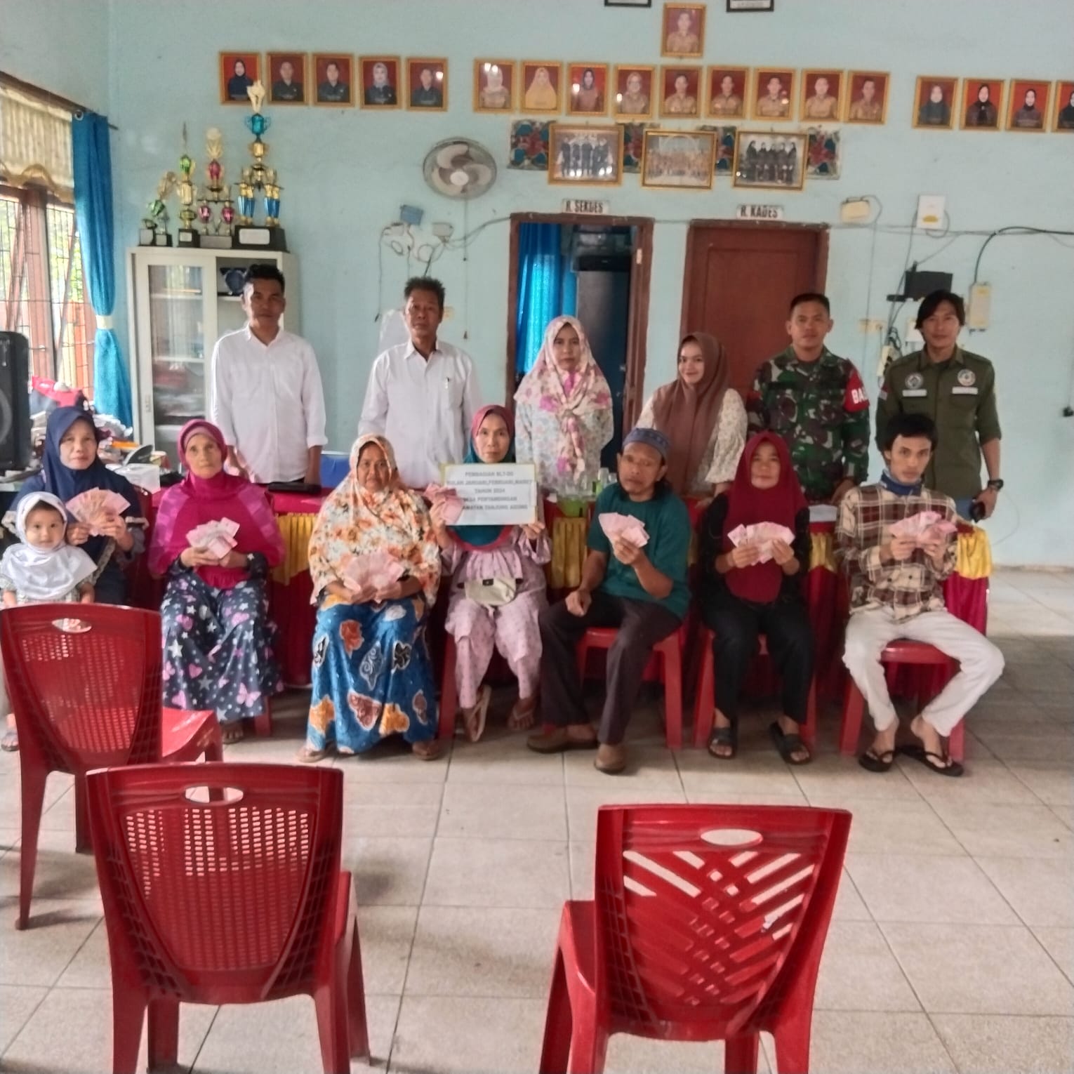 Babinsa Koptu Ridwan Ingatkan Penerima BLT DD Supaya Memanfaatkan Dengan Baik
