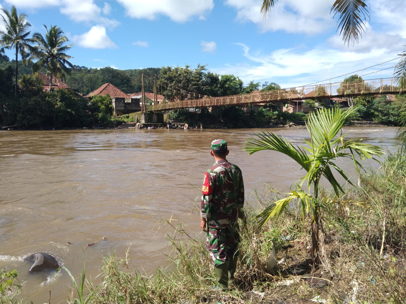 Babinsa Serka Robinson, Cek Debit Air Di Sungai Enim
