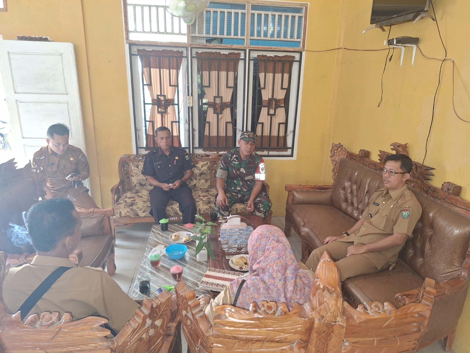 Sambil Menikmati Kopi, Serda Fadli dan Pemdes Embawang, Ngobrol Santai Bahas Kemajuan Desa