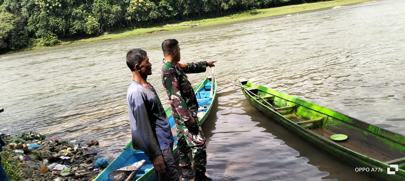 Khawatir Luapan Sungai Yang Datang Tiba-tiba, Koptu Ridwan Mengecek Debit Air