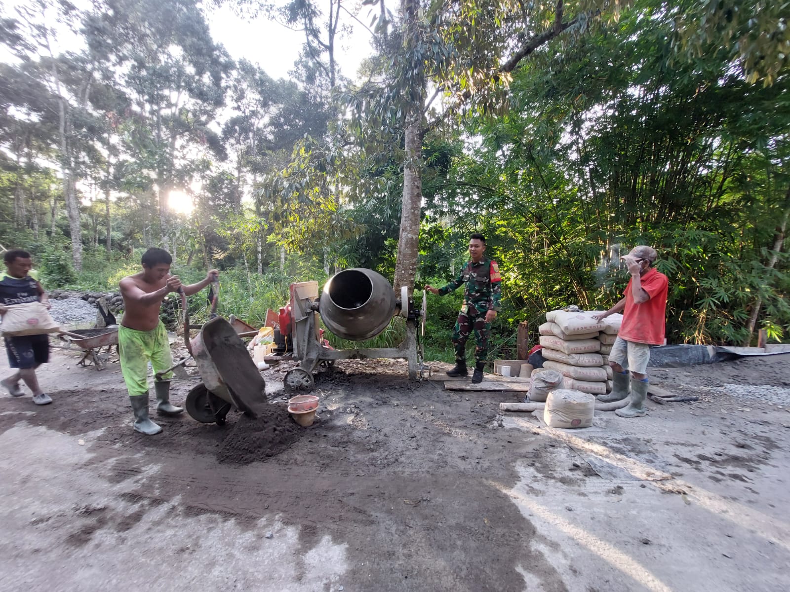 Serka Redi Babinsa Lubuk Nipis Silaturahmi Dengan Masyarakat Desa Binaan