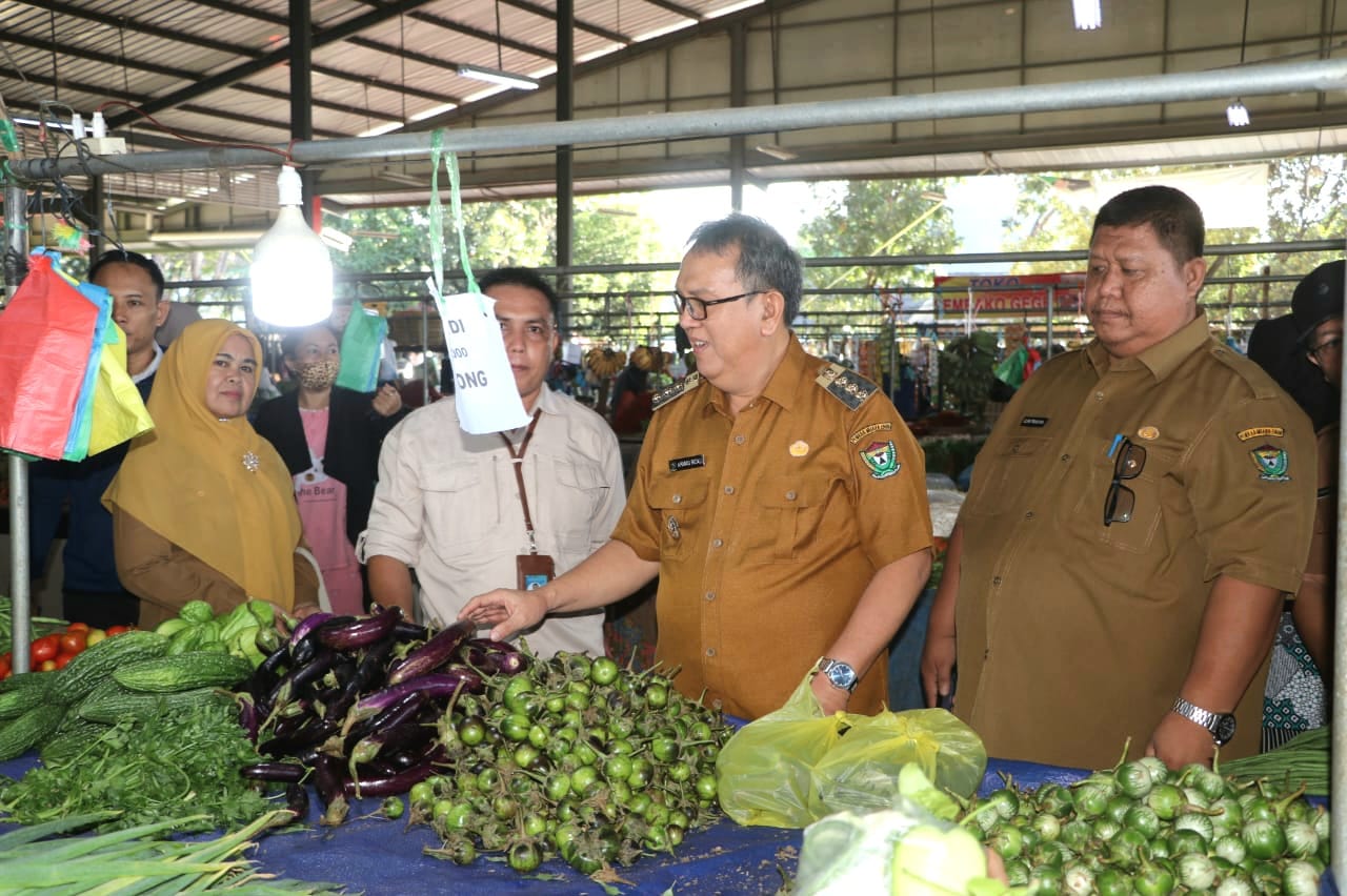 Gelar Operasi Pasar Murah, Pj. Bupati Muara Enim Subsidi 20 Komoditas Pokok
