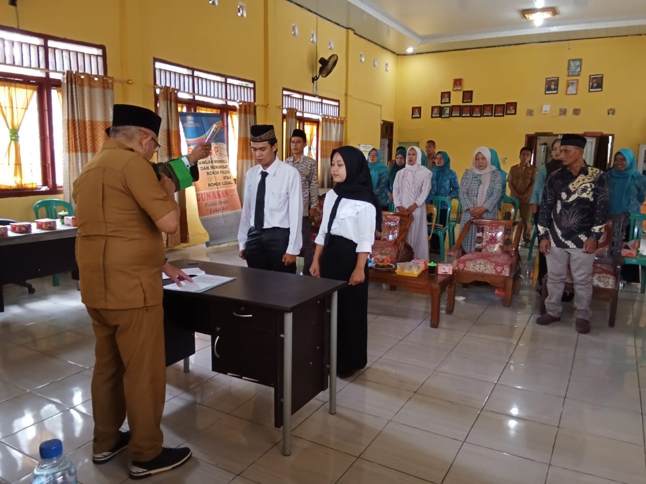 Berikut Pesan dan Kesan Babinsa Koramil 404-05/TE Kepada Perangkat Desa Paduraksa yang Dilantik
