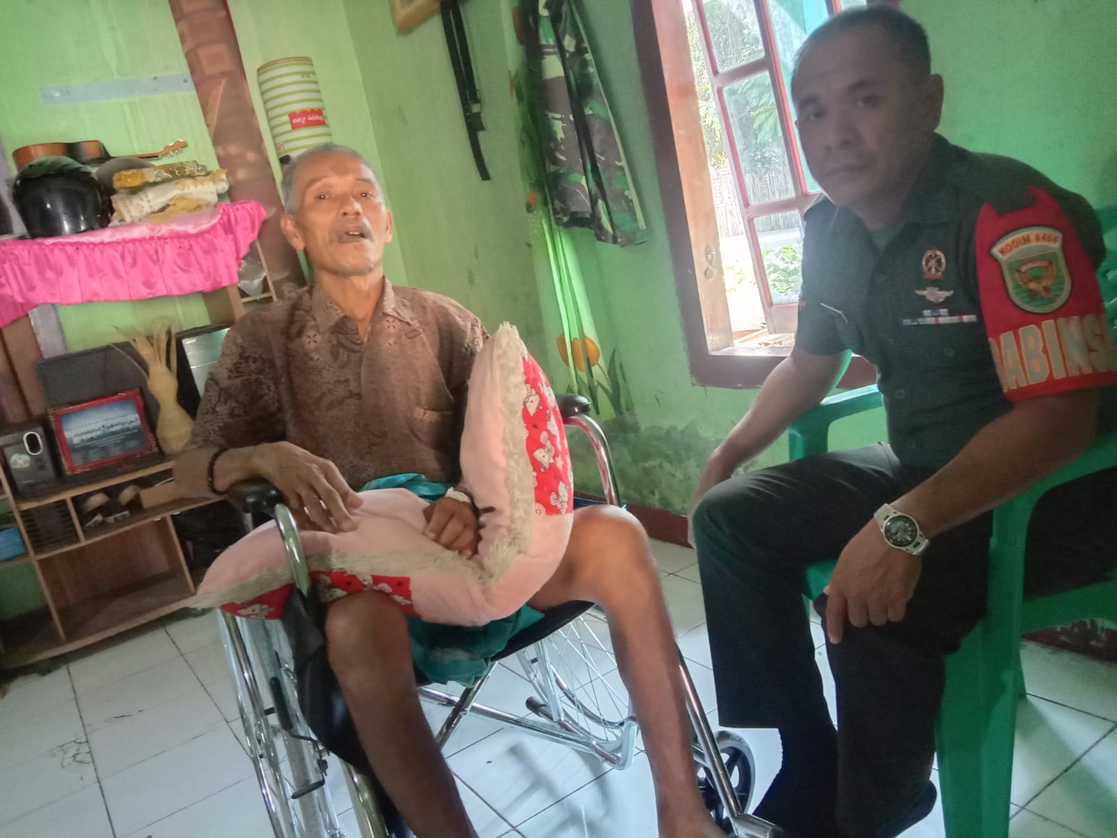 Babinsa Koramil 404-05/TE Jinguk Warga Binaan Yang Sakit