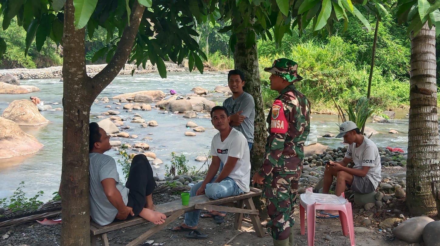 Selain Komsos, Babinsa Serda Suroto Pantau Debit Air Sungai di Desa Binaan