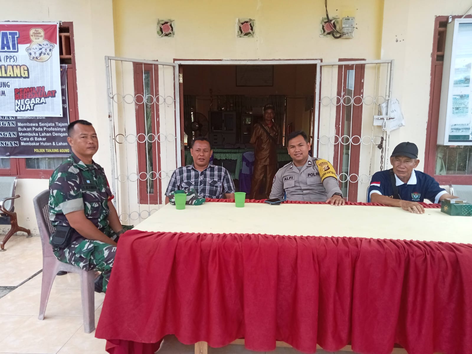 Jaga Sinergitas, Babinsa Desa Tanjung Lalang Komsos Bareng Bhabinkamtibmas