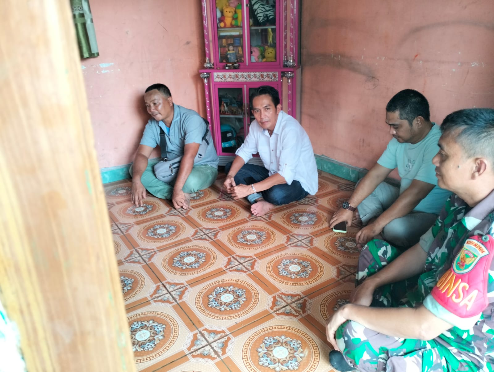 Babinsa Koramil 404-05/TE, Bantu Mediasi Warga Yang Rumah nya Tertimpa Mobil