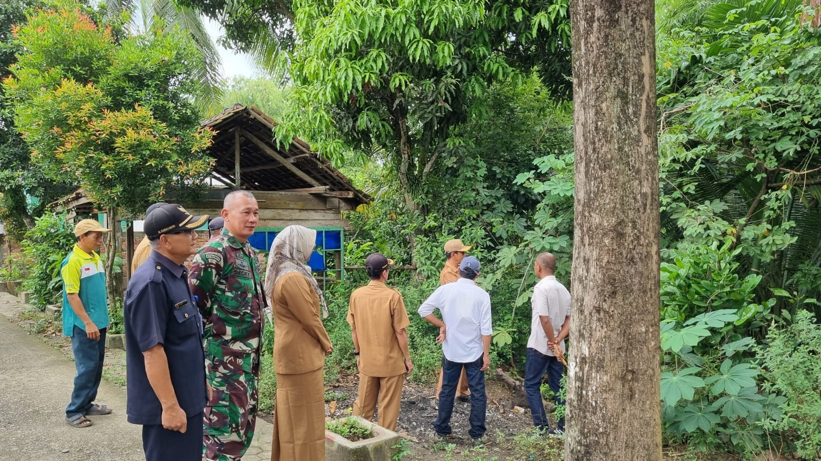 Dampingi Kades Tegal Rejo, Babinsa Pelda Dekcy Tinjau Lokasi Sungai Kiahan