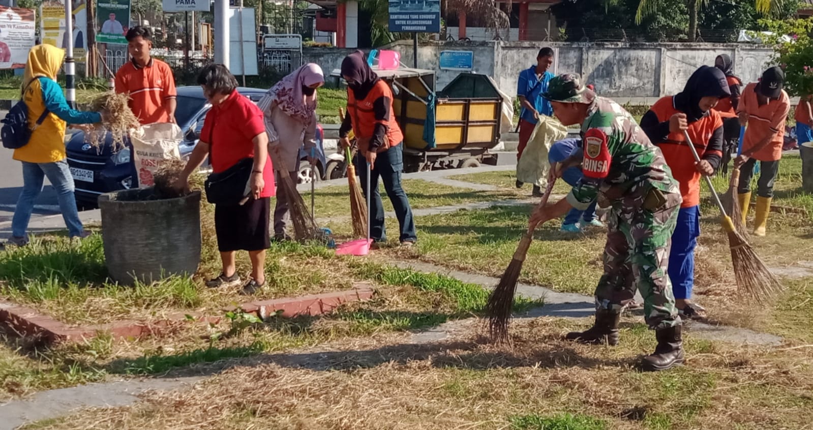 Bersama TP PKK Dan Warga Desa Lingga, Serda Amin Sapu Bersih Jalan dan Selokan