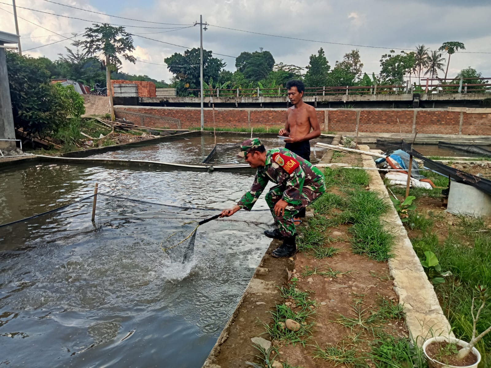 Babinsa Serka Pasli, Sambut Aspirasi Peternak Ikan, Harapkan Bantuan Pemerintah