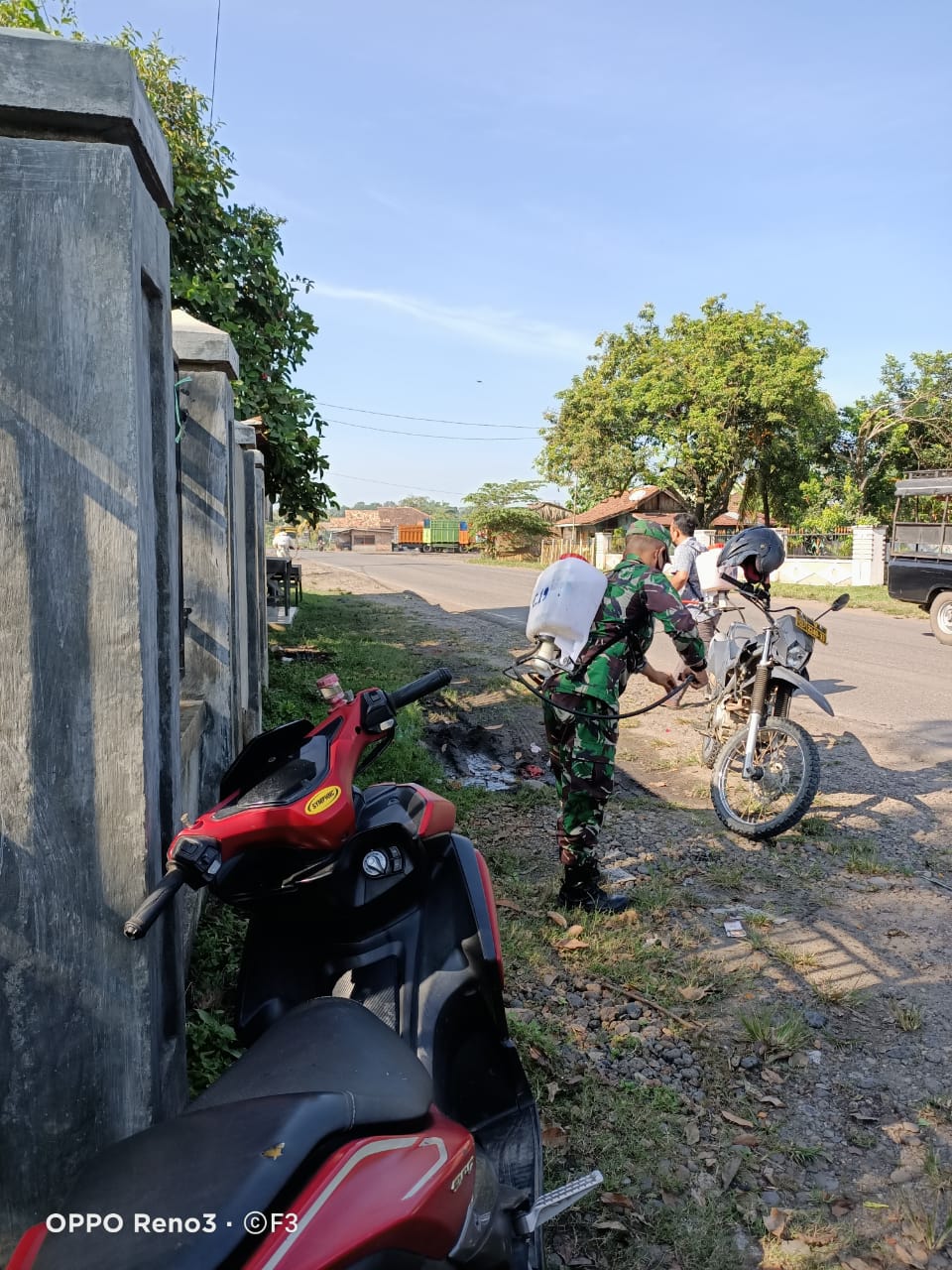 Semangat Sosok Babinsa 404-05/TE Disambut Baik Kades Penyandingan