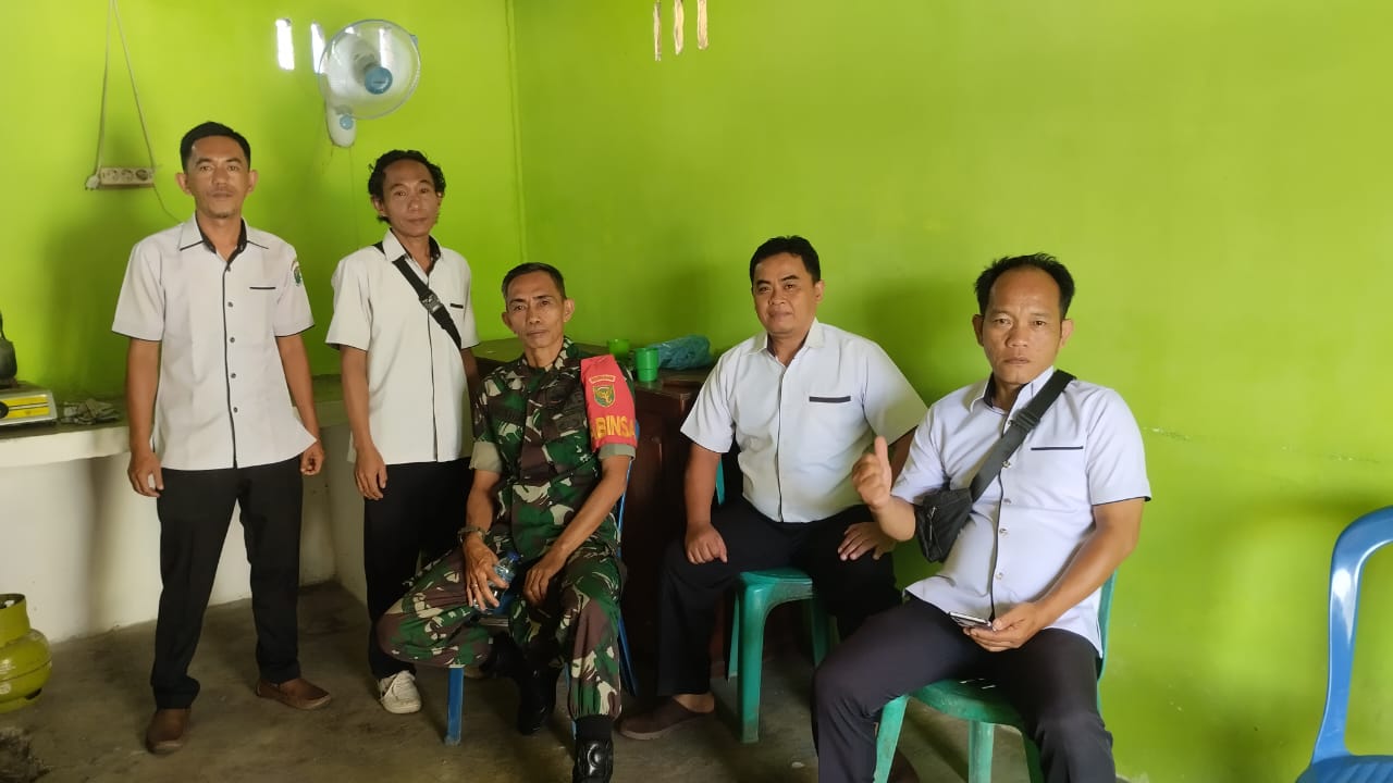 WUJUD SINERGITAS, BABINSA KOMSOS DENGAN PERANGKAT DESA LAMBUR